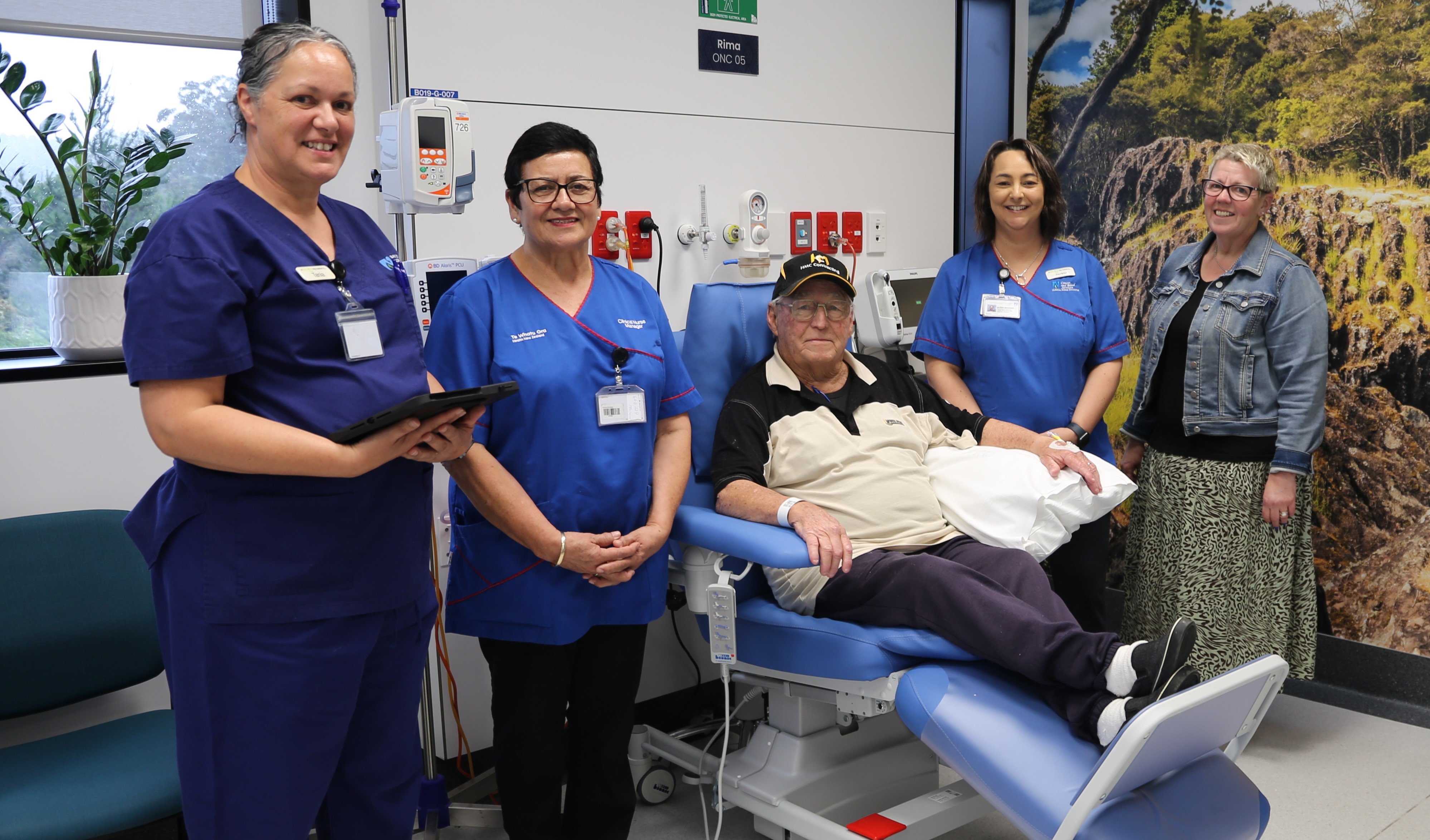 Bay of Islands Hospital’s Tania Reihana (left), Lorna Smeath and Jen Thomas (far right) along with patient Lyndsay Kitto and Jackie Boucher from Jim Carney Cancer Treatment Centre are pleased chemotherapy is now offered in Kawakawa.