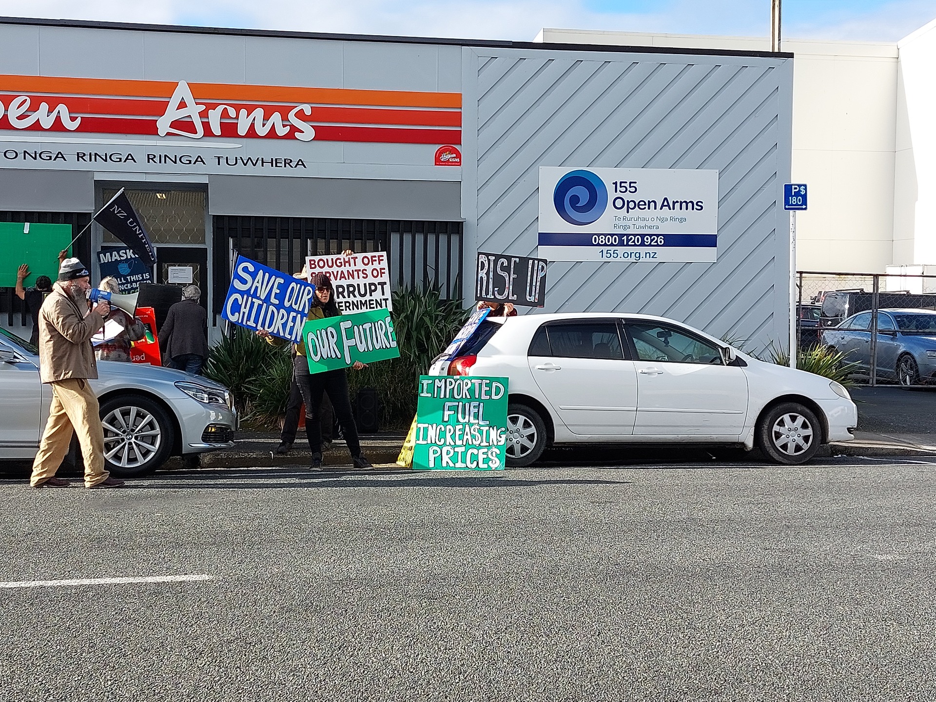 Protesters waiting for Grant Robertson to emerge from the Open Arms centre on Robert St, Whangārei. Photo / Angela Woods