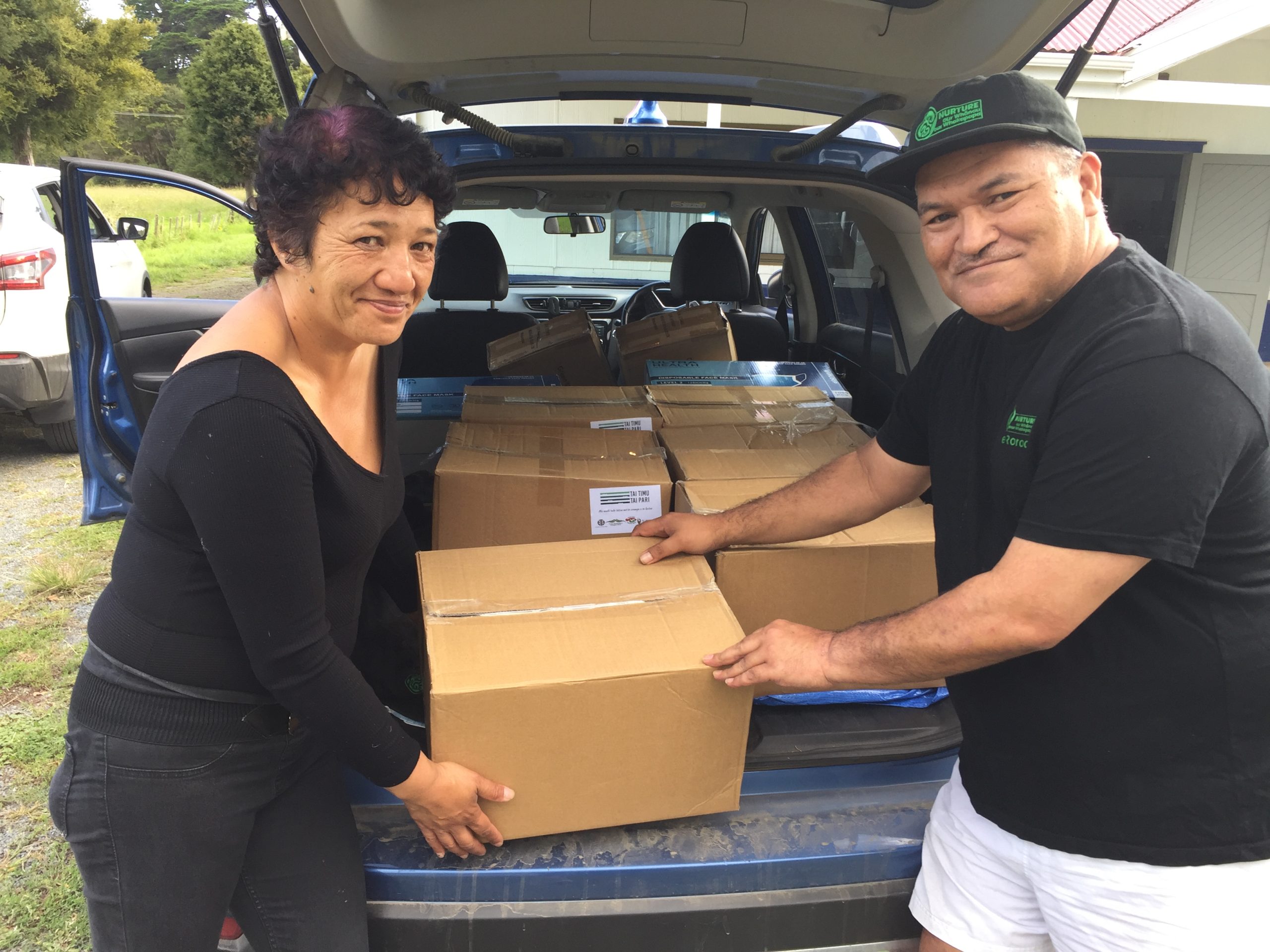 Pepi Tau (left) accepts food parcels at Ahikiwi marae in the upper Kaihu Valley from Te Roroa's Manual Te Rore who was delivering the kai and first aid from Ngāti Whātua and Te Uri o Hau