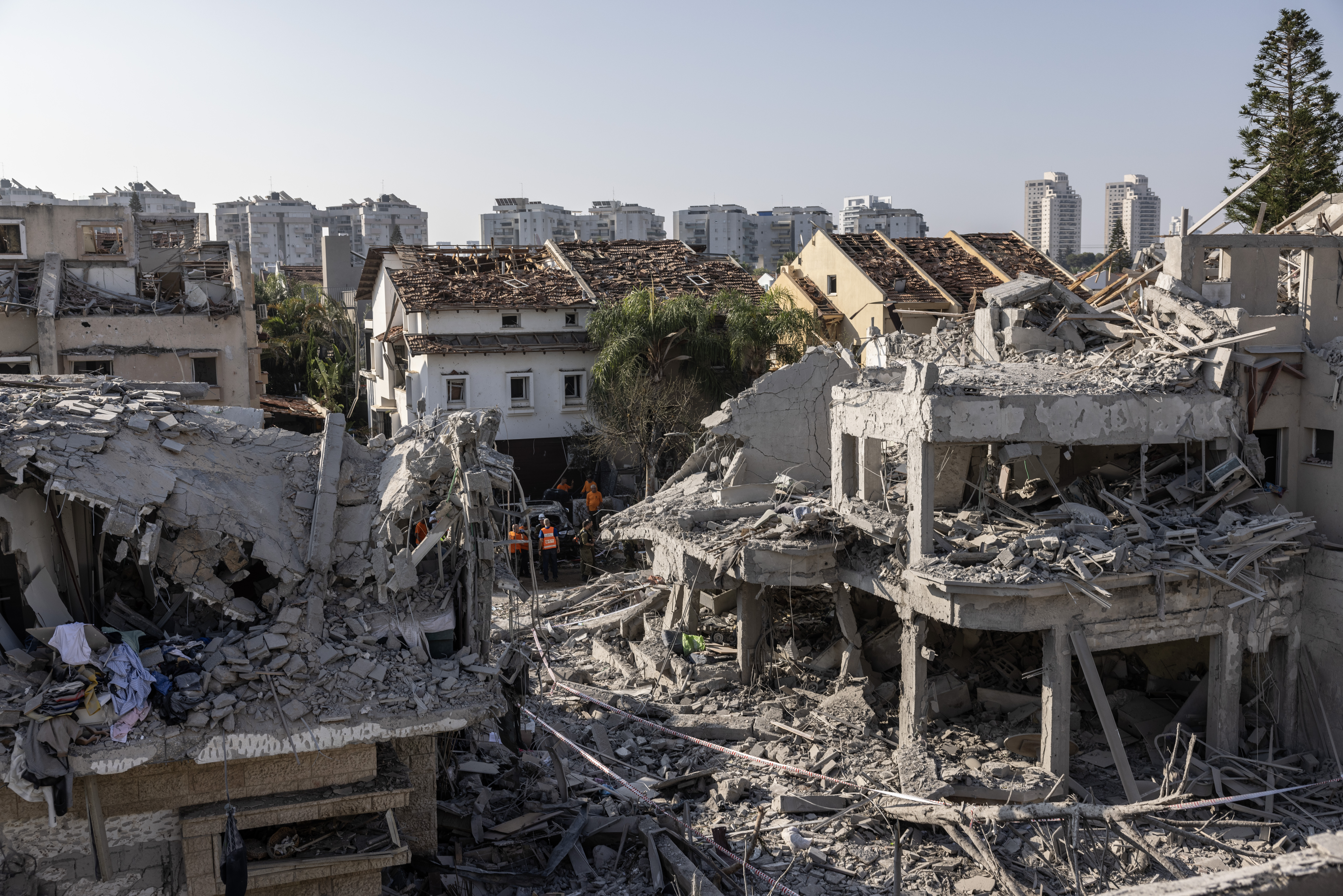 Israeli security forces inspect houses destroyed in an Iranian missile strike in the Rishon LeZion area at the weekend. Photo / the Washington Post