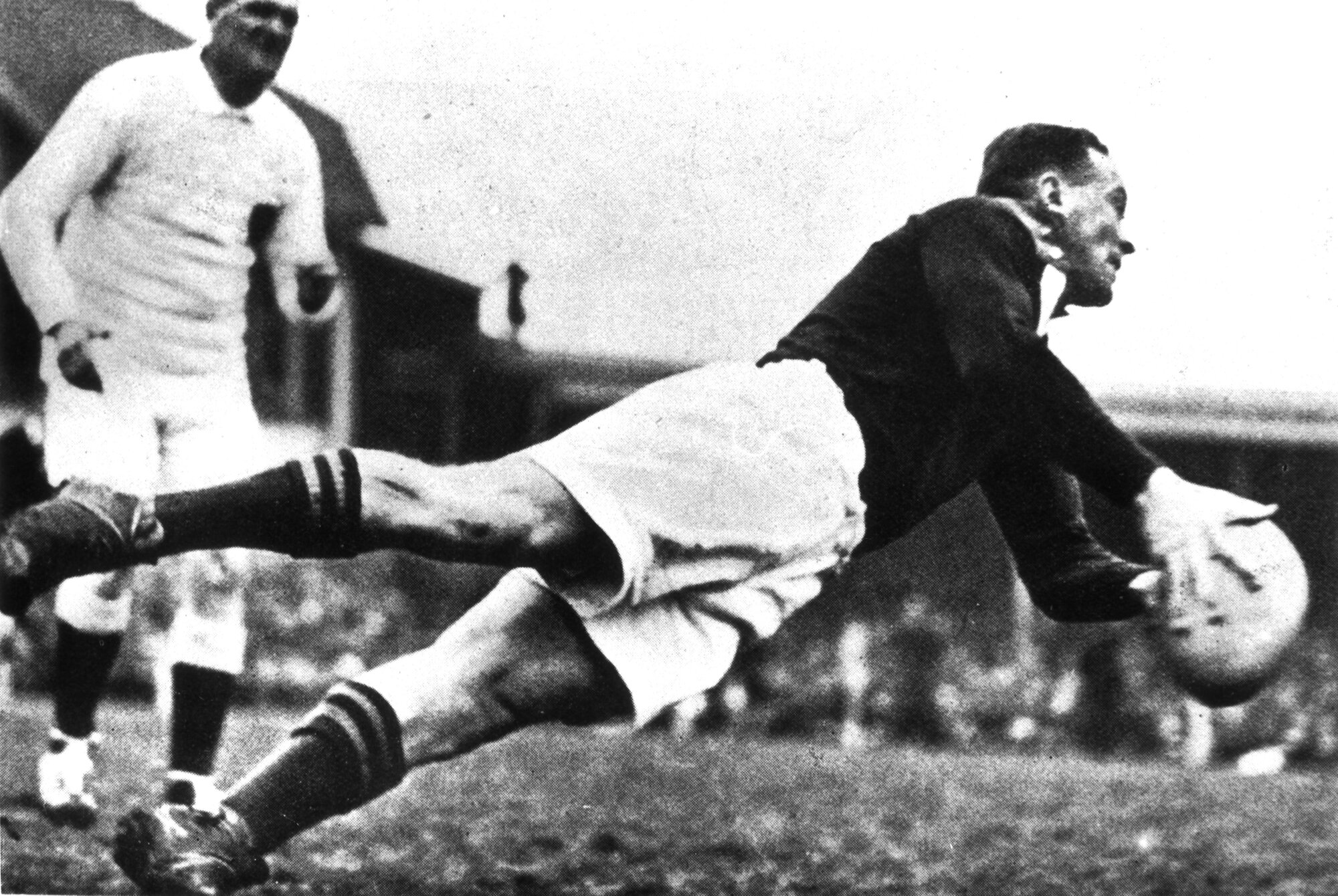 Springboks halfback Danie Craven shows off his legendary dive pass in Christchurch, in 1937. Photo / NZME