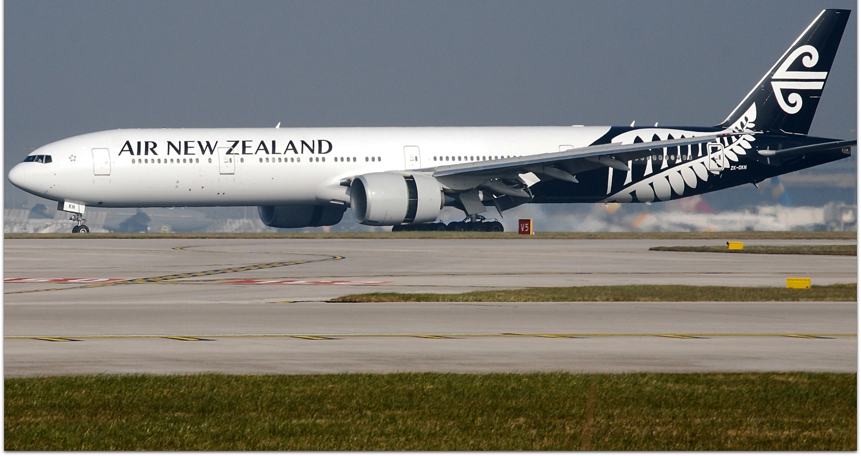 ぺんぎんAir New Zealand Boeing777-300ER File:Boeing 777-300ER (Air New Zealand) ZK-OKM LHR