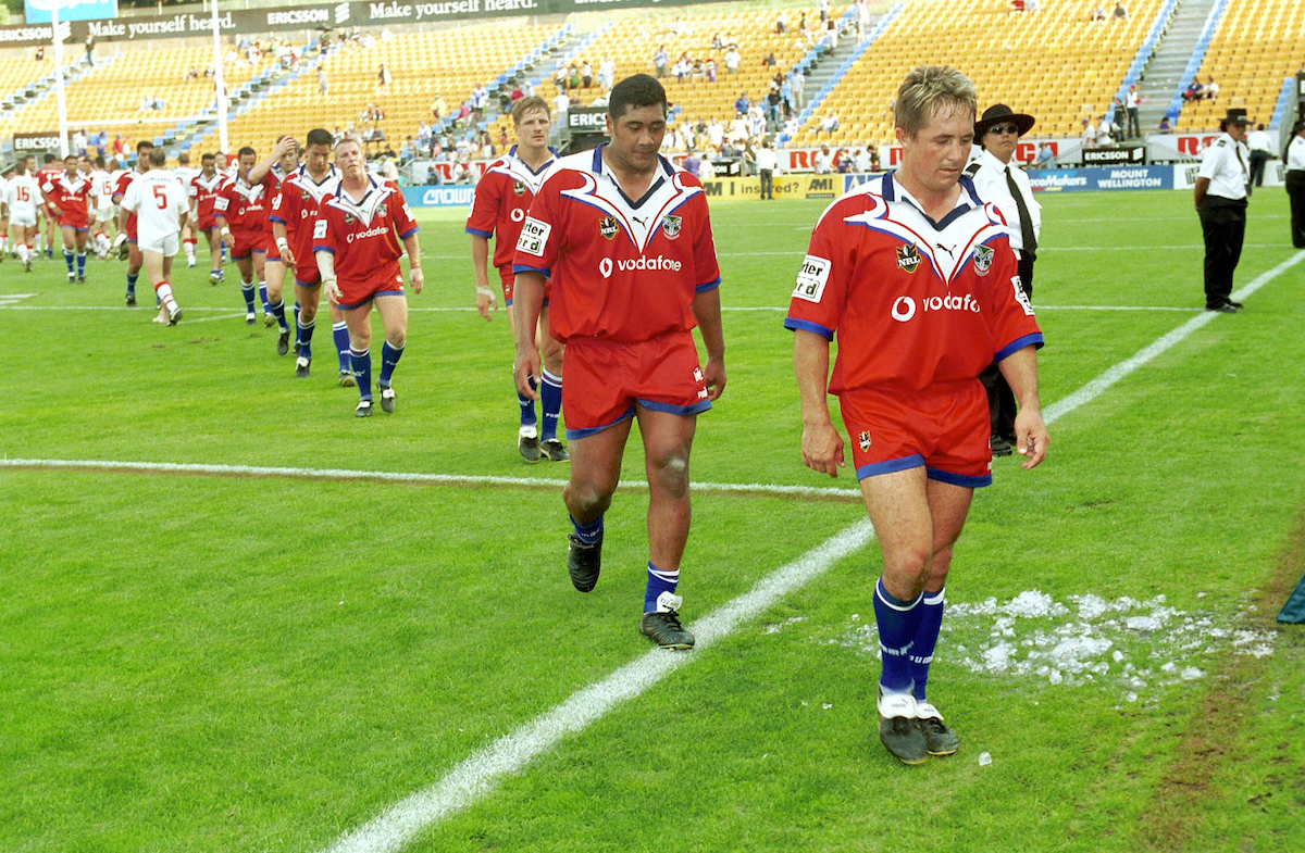 Dejected Warriors players leave the field after a home defeat to the St George Illawarra Dragons in 2000. Photo / Photosport