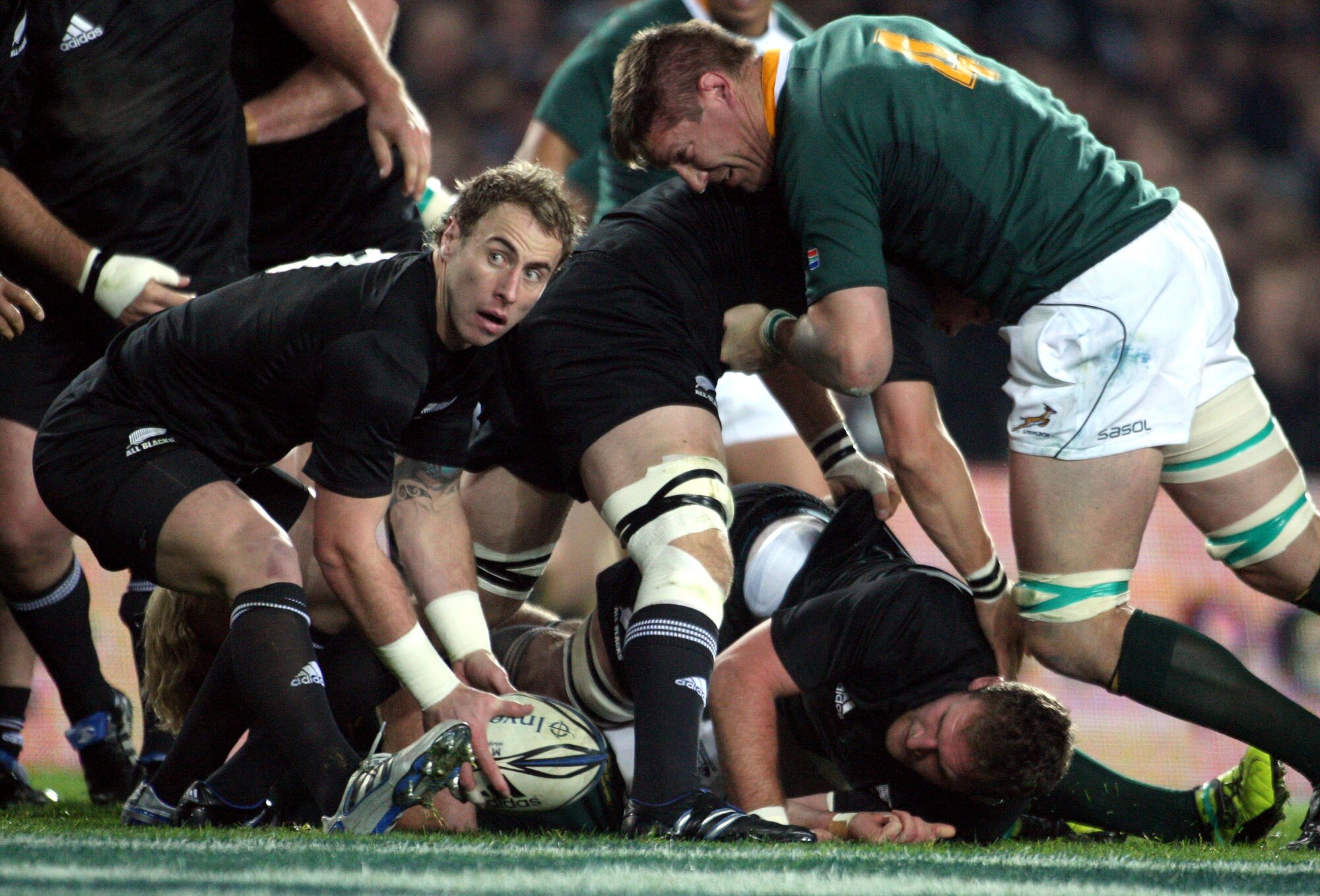 Springboks lock Bakkies Botha gets a tantalising look at the back of All Blacks halfback Jimmy Cowan's head. Photo / Photosport