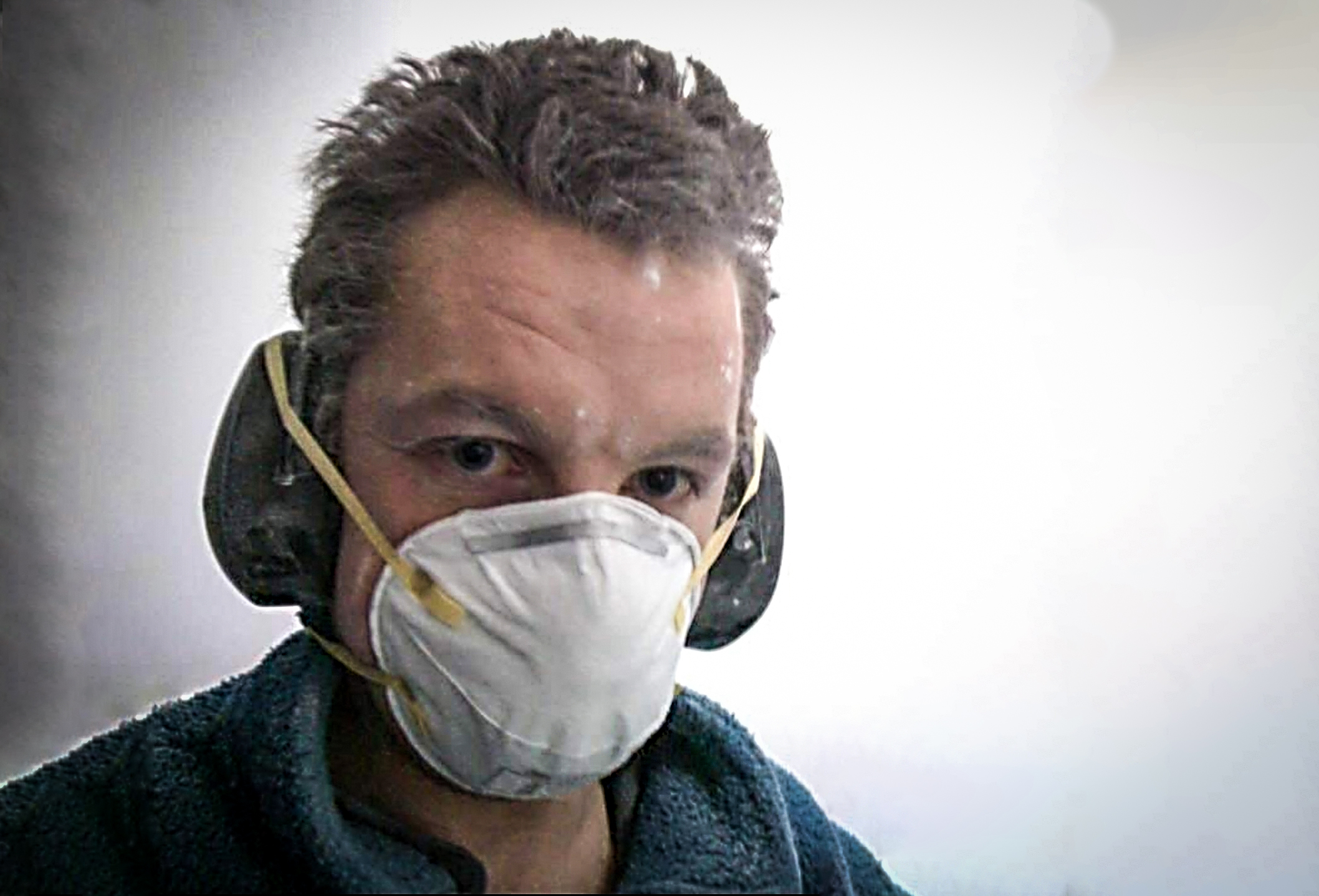 Former stonemason Shane O'Neill says he would be covered in dust from engineered stone after shifts at one former workplace. Such exposure puts workers at risk of incurable lung disease.