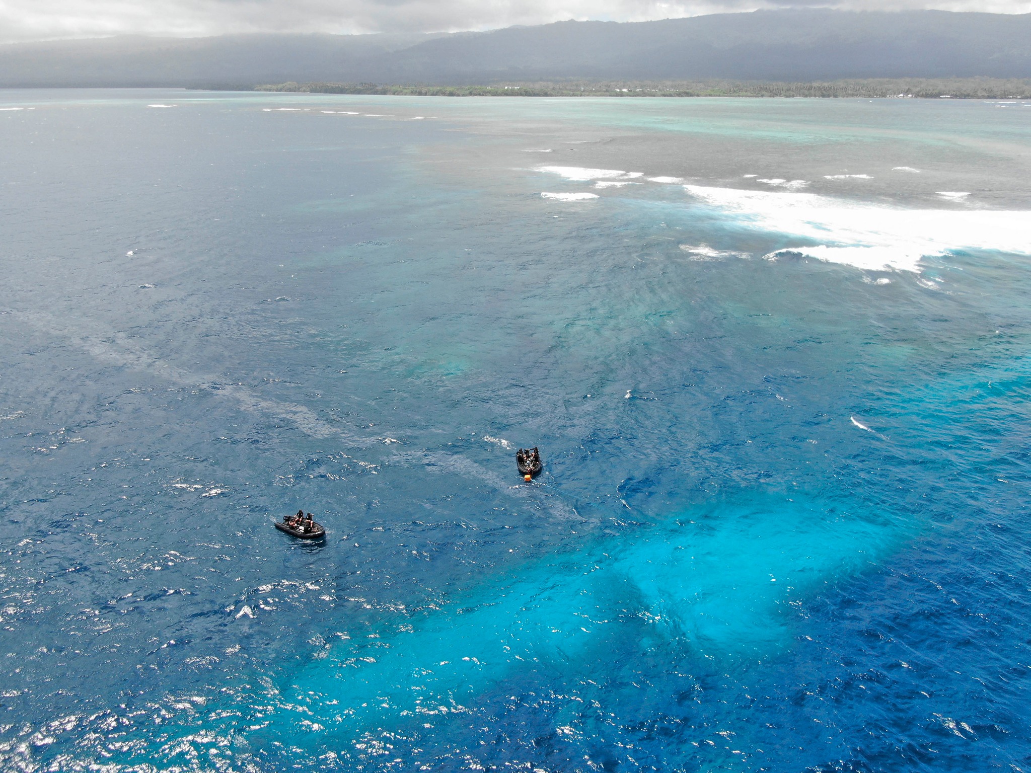 RNZN Naval Divers on the scene above HMNZS Manawanui, off the Southern Coast Of Upulo. Photo / New Zealand Defence Force