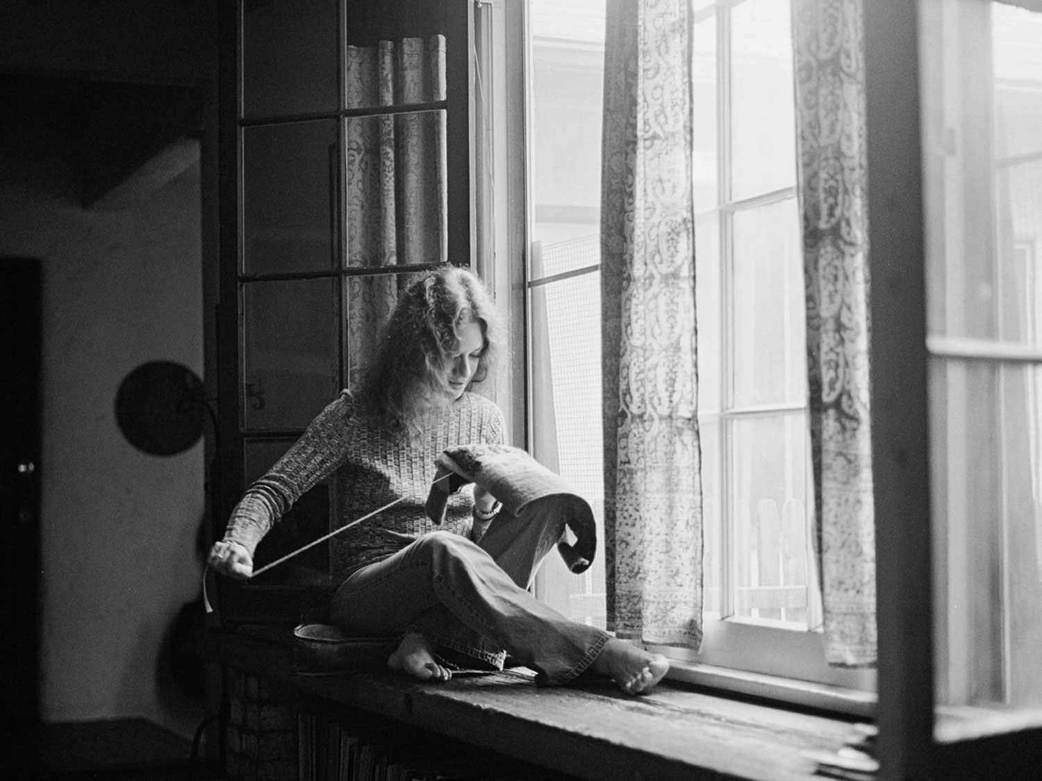 Avid sewer Carole King in an out-take from her 1971 album cover Tapestry. Photo / Getty Images