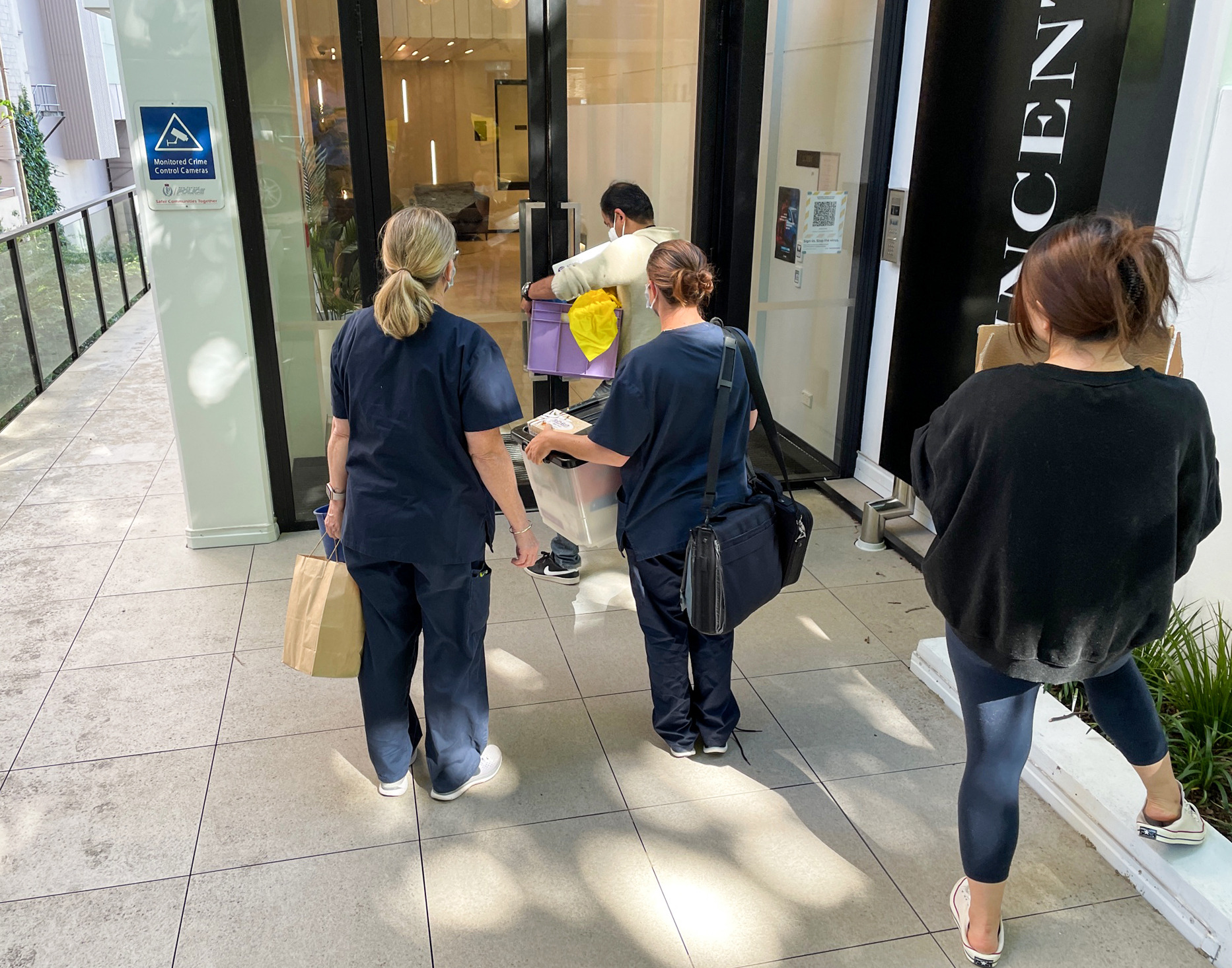 Health officials arrive at the Vincent Street Residences, where the Auckland case lives, to set up a mobile testing facility. Photo / Jonathan Marshall