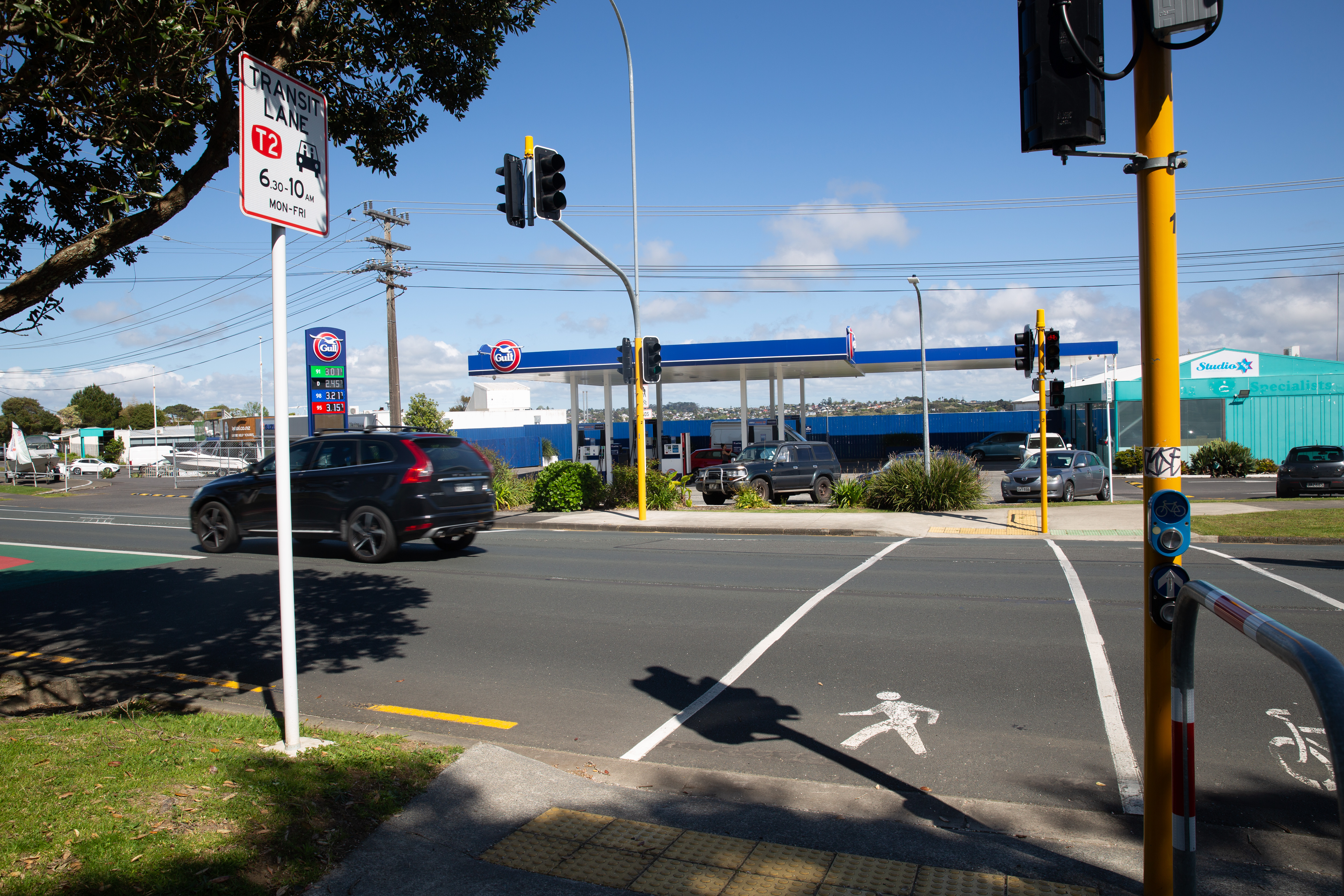 The existing pedestrian crossing at the top of Forrest Hill Rd. Photo / Sylvie Whinray