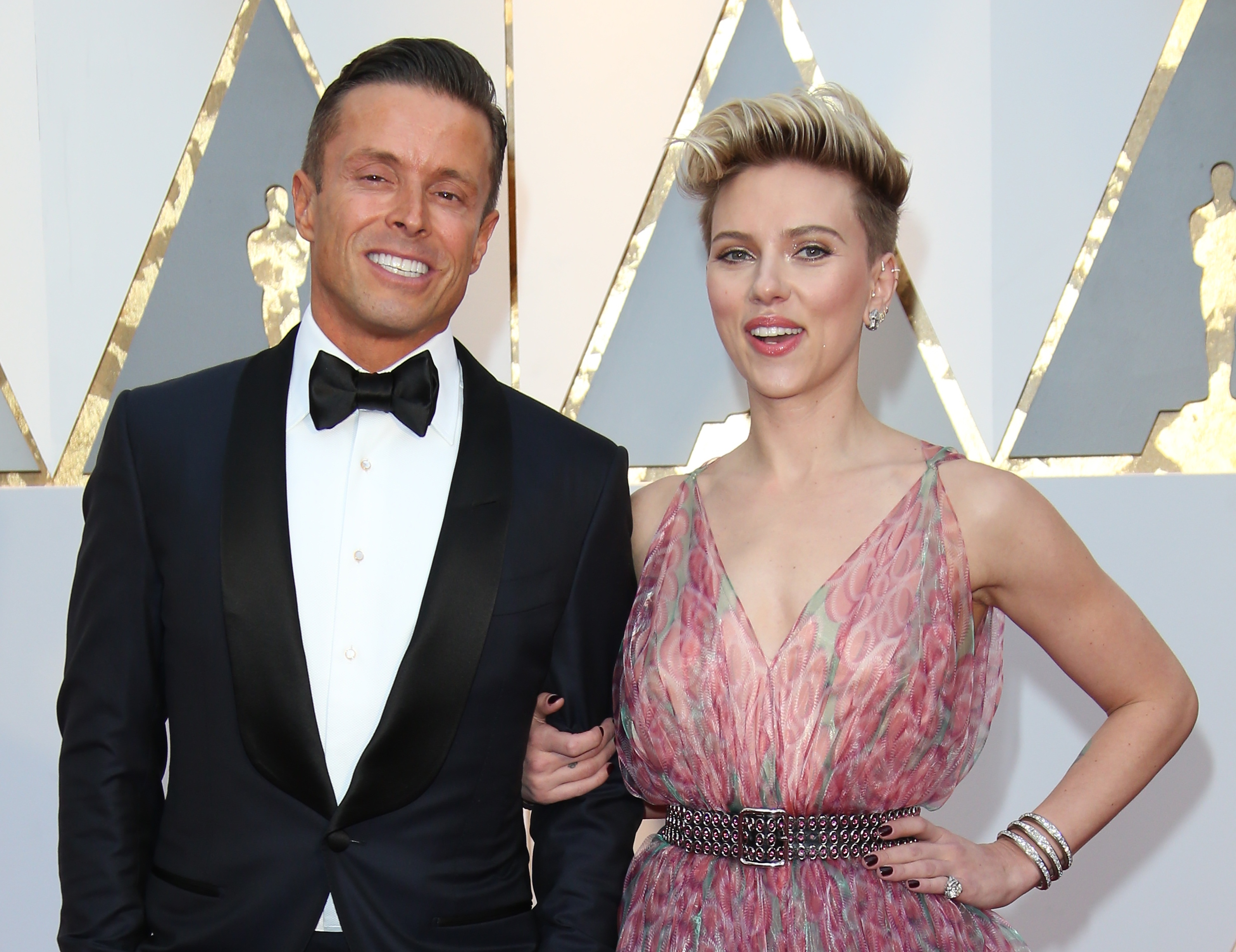 What A Ridiculous Question Scarlett Johansson Shoots Down Ryan Seacrest Nz Herald