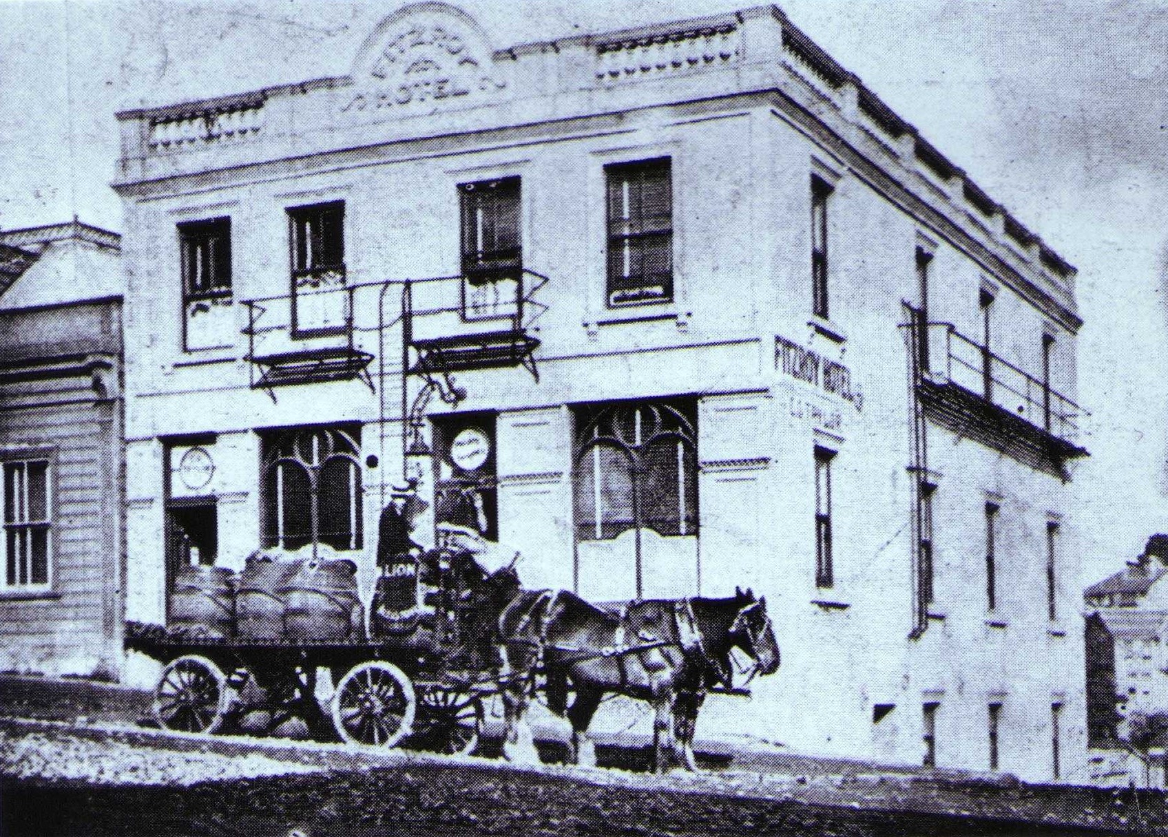 An early 1900s image of the Fitzroy Hotel in Wakefield St.