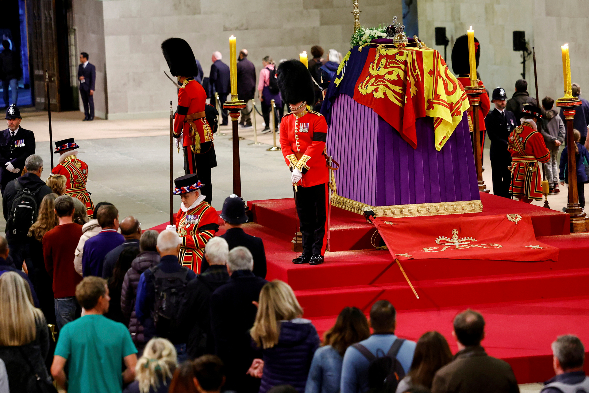 Royal guards stand by the coffin of Britain's Queen Elizabeth II, as members of the public pay their respects. Photo / AP