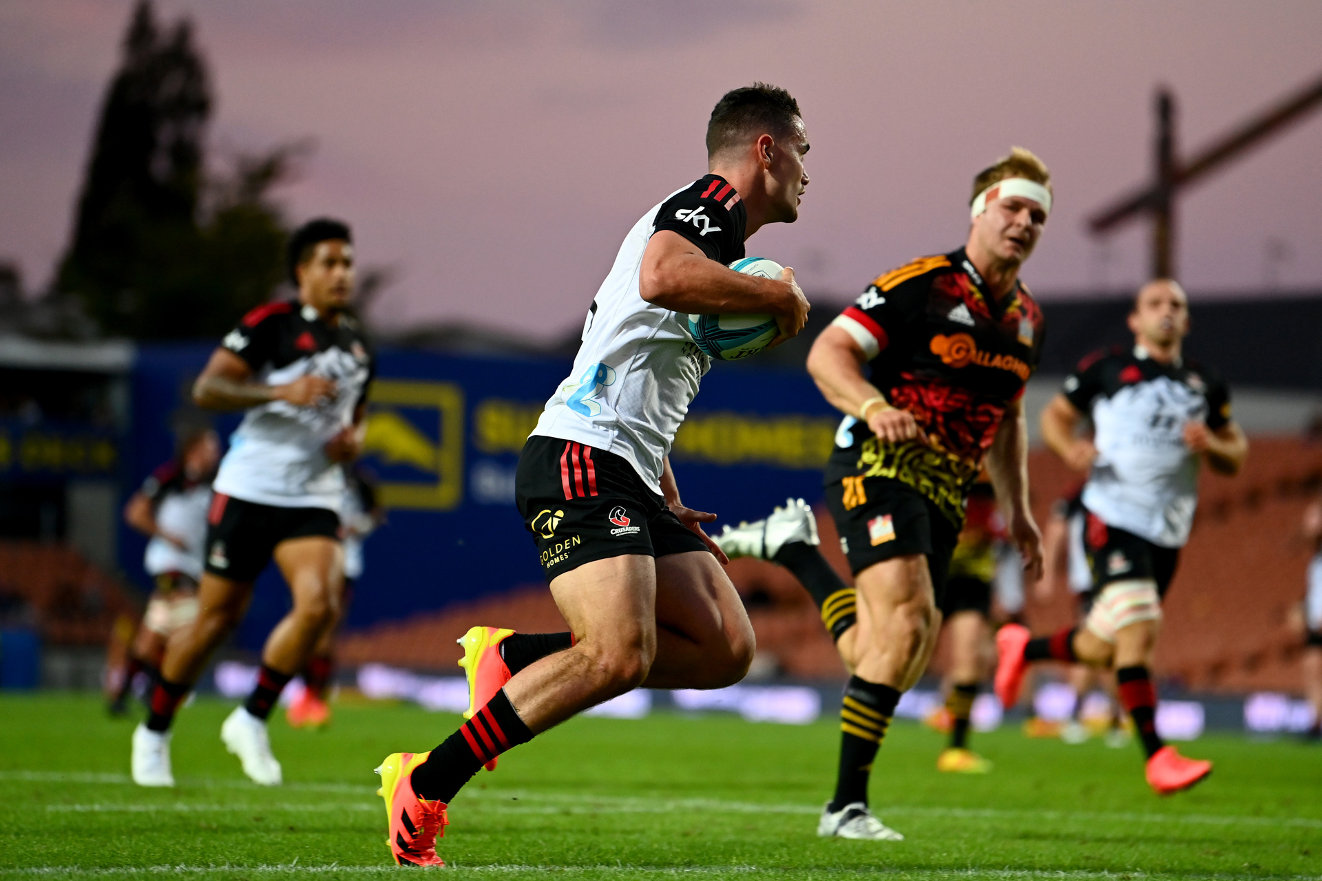 Crusaders snatch Super Rugby Pacific victory in thriller to deny Chiefs