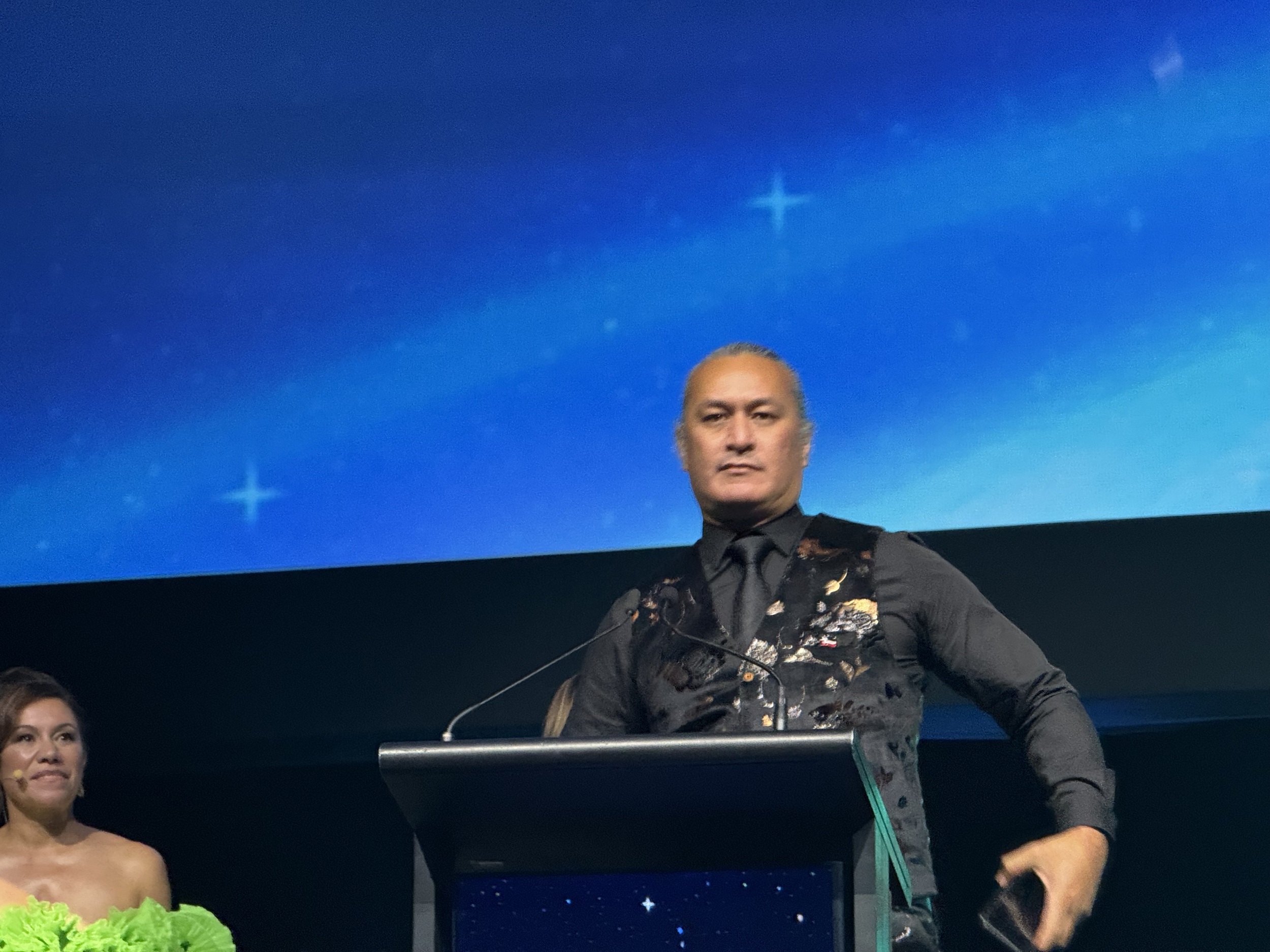 Lee Timutimu accepting the Inspiring Achievement Award.