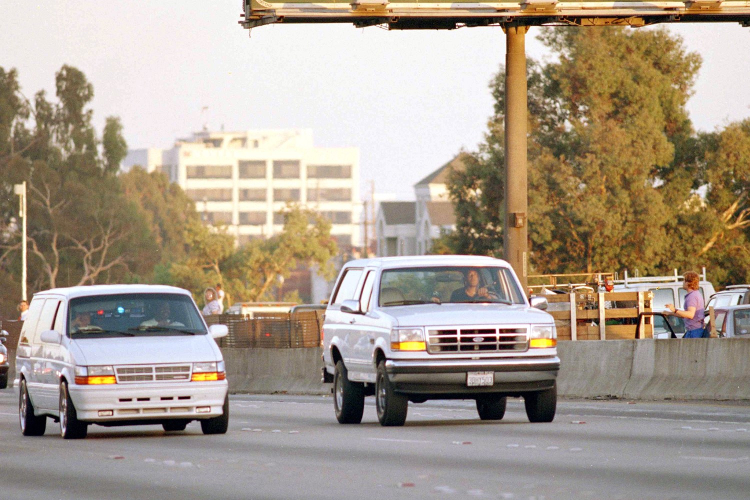 Al Cowlings, with O.J. Simpson hiding, drives a white Ford Bronco as they lead police on a two-county chase in June 1994.  Photo / AP