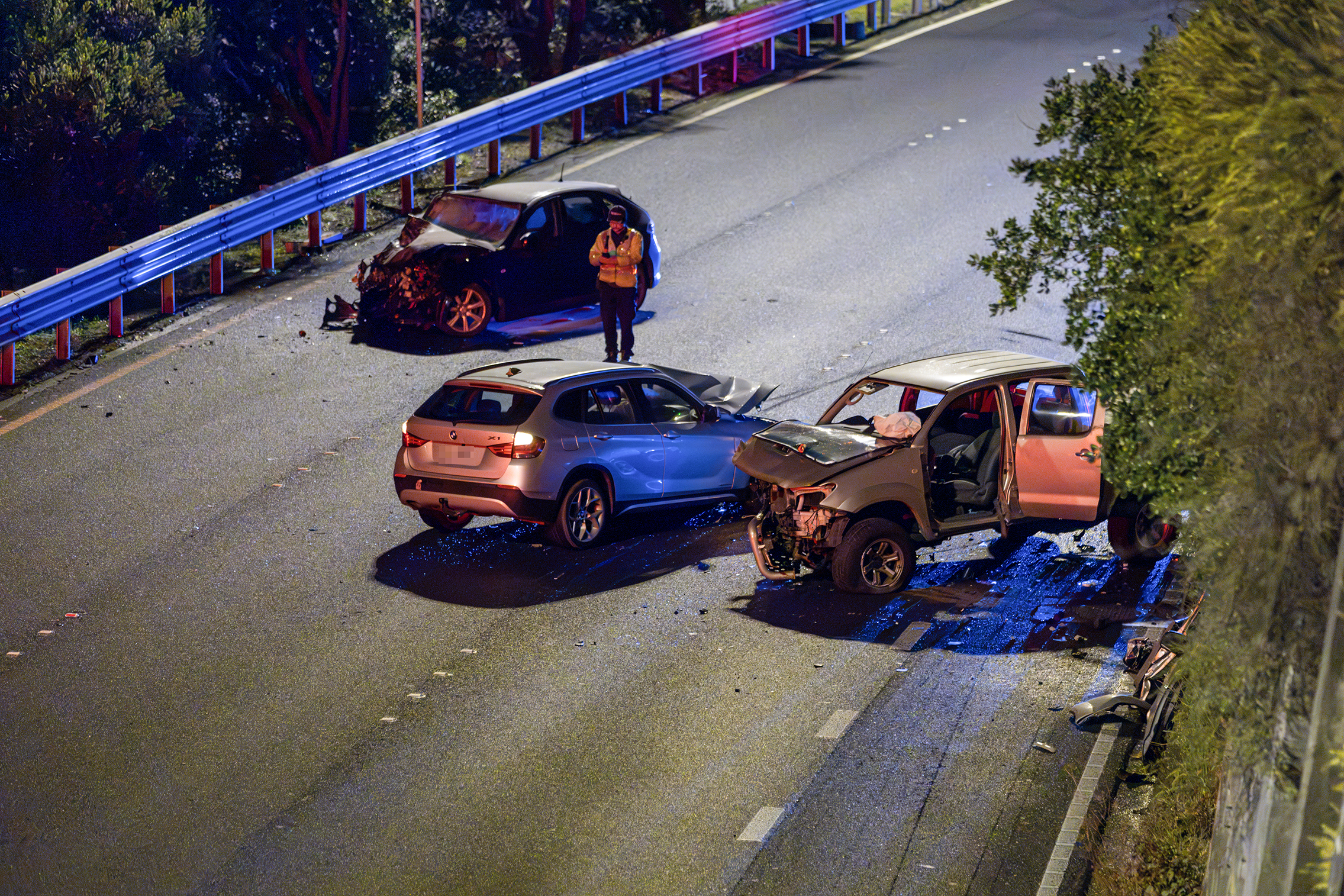 Three-vehicle crash on Auckland's Southern Motorway, northbound, just before the Upper Queen Street overbridge. Photo / Hayden Woodward
