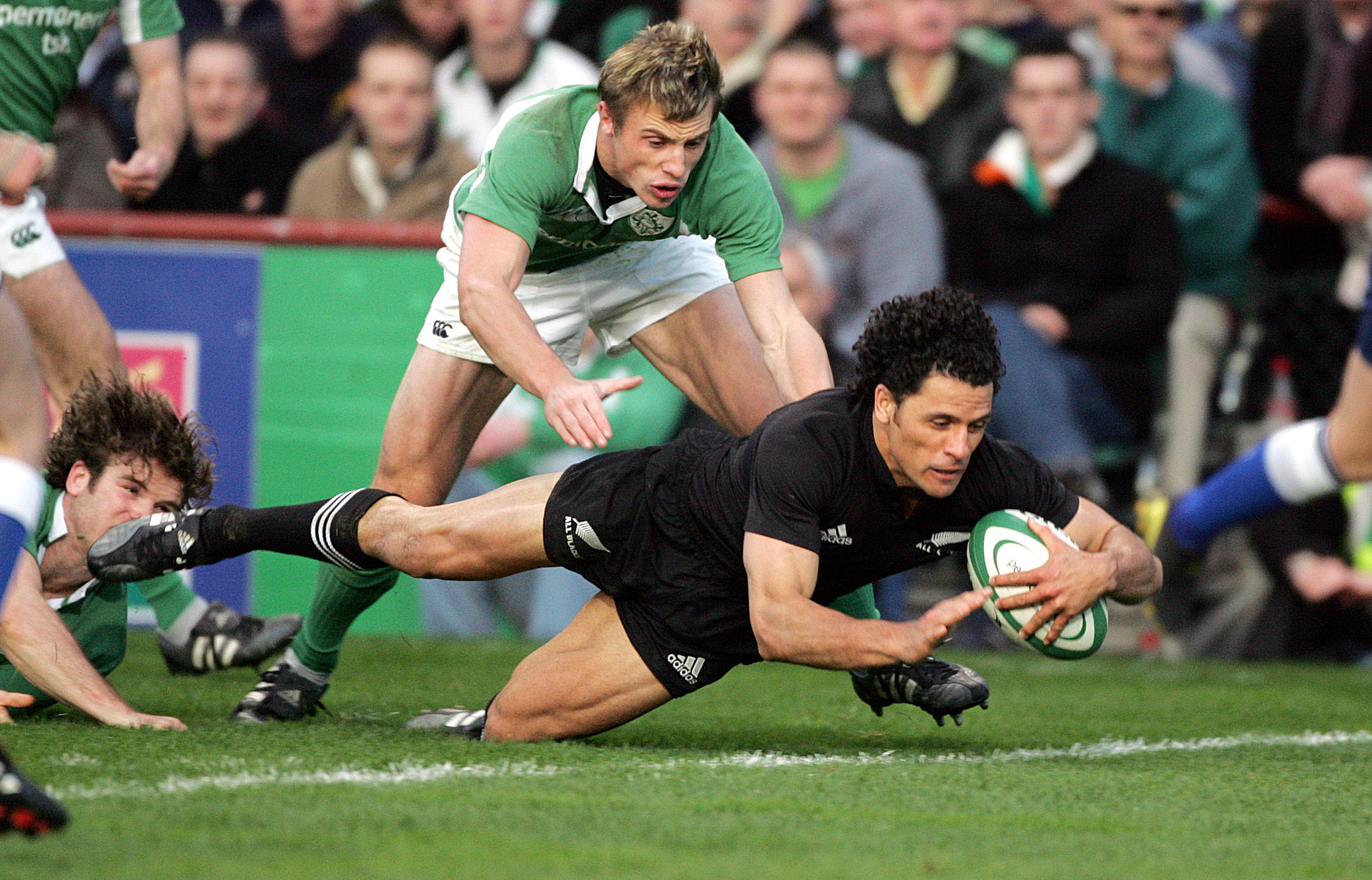 Doug Howlett scores one of his two tries against Ireland. Photo / Photosport