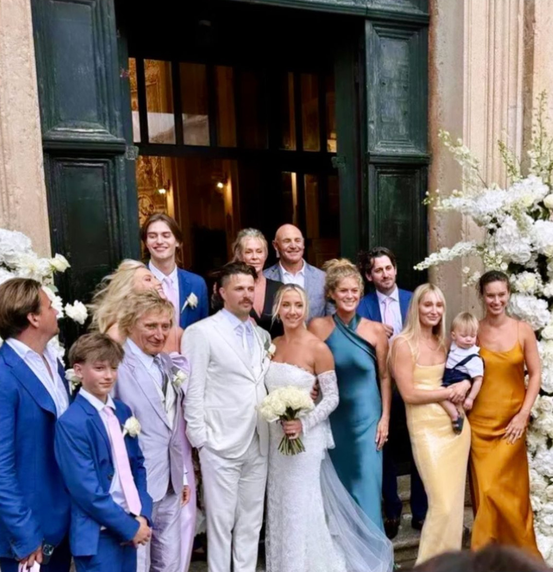 Rachel Hunter and Sir Rod Stewart with the wider family. Photo / Instagram