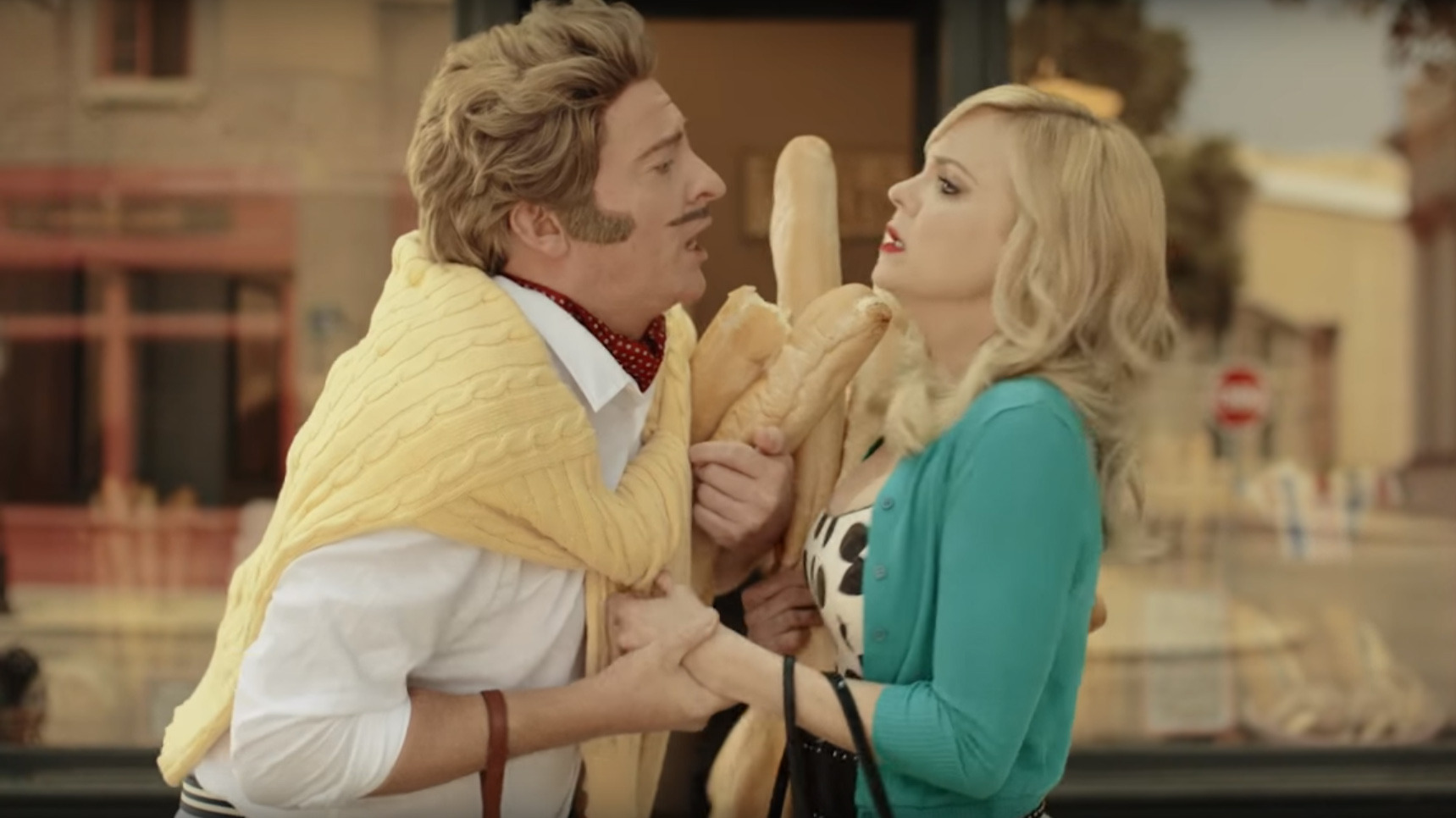 Rhys Darby and Anna Faris in the Air New Zealand safety video.