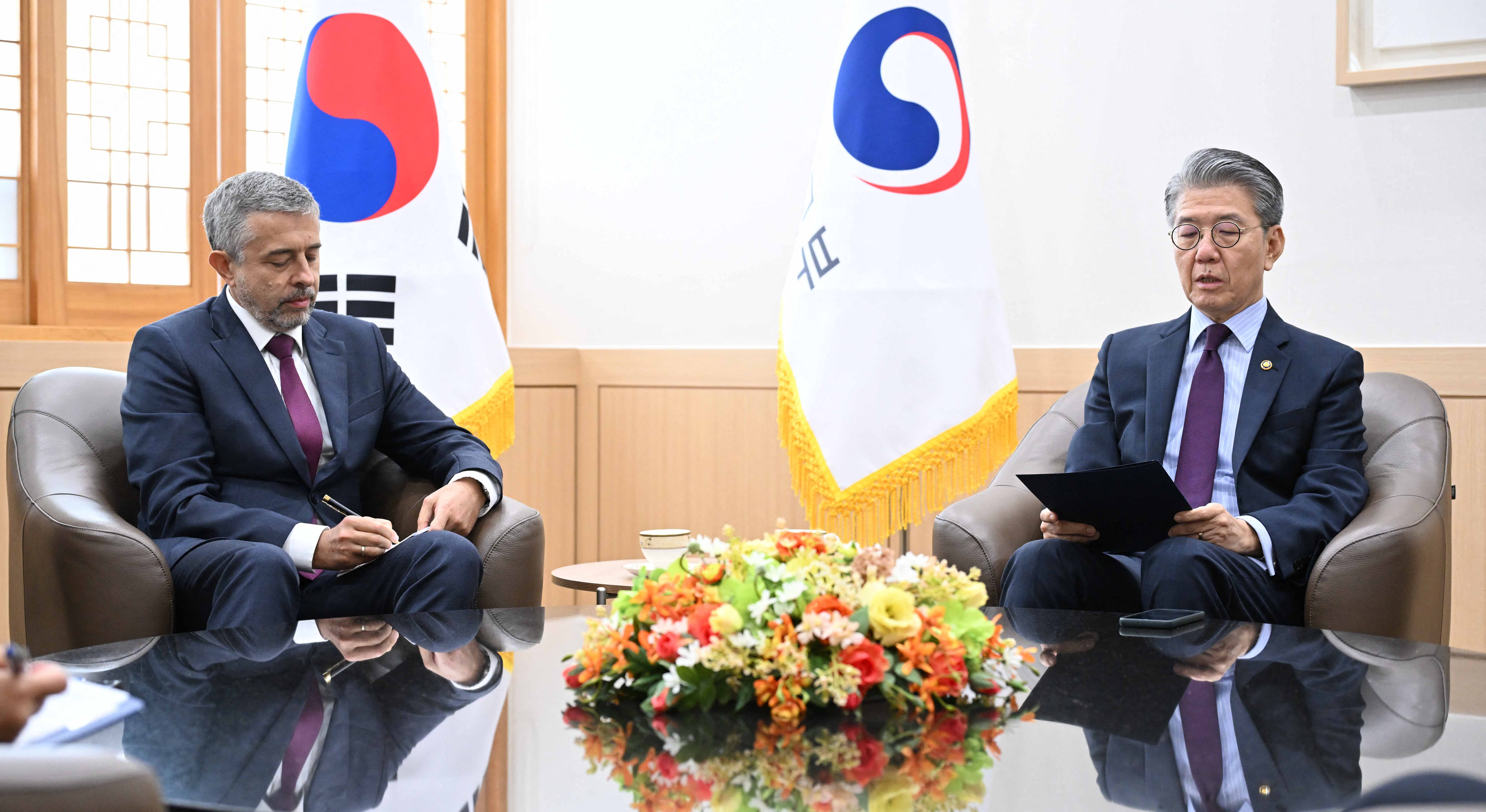 South Korean Vice Foreign Minister Kim Hong-kyun (right) summoned Russian Ambassador Georgy Zinoviev to protest North Korea's troop dispatch. Photo / AFP