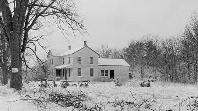 The farmhouse at Plainfield, Wisconsin, where sheriff's officers found Ed Gein's macabre collection of human flesh trophies. Photo / Getty Images