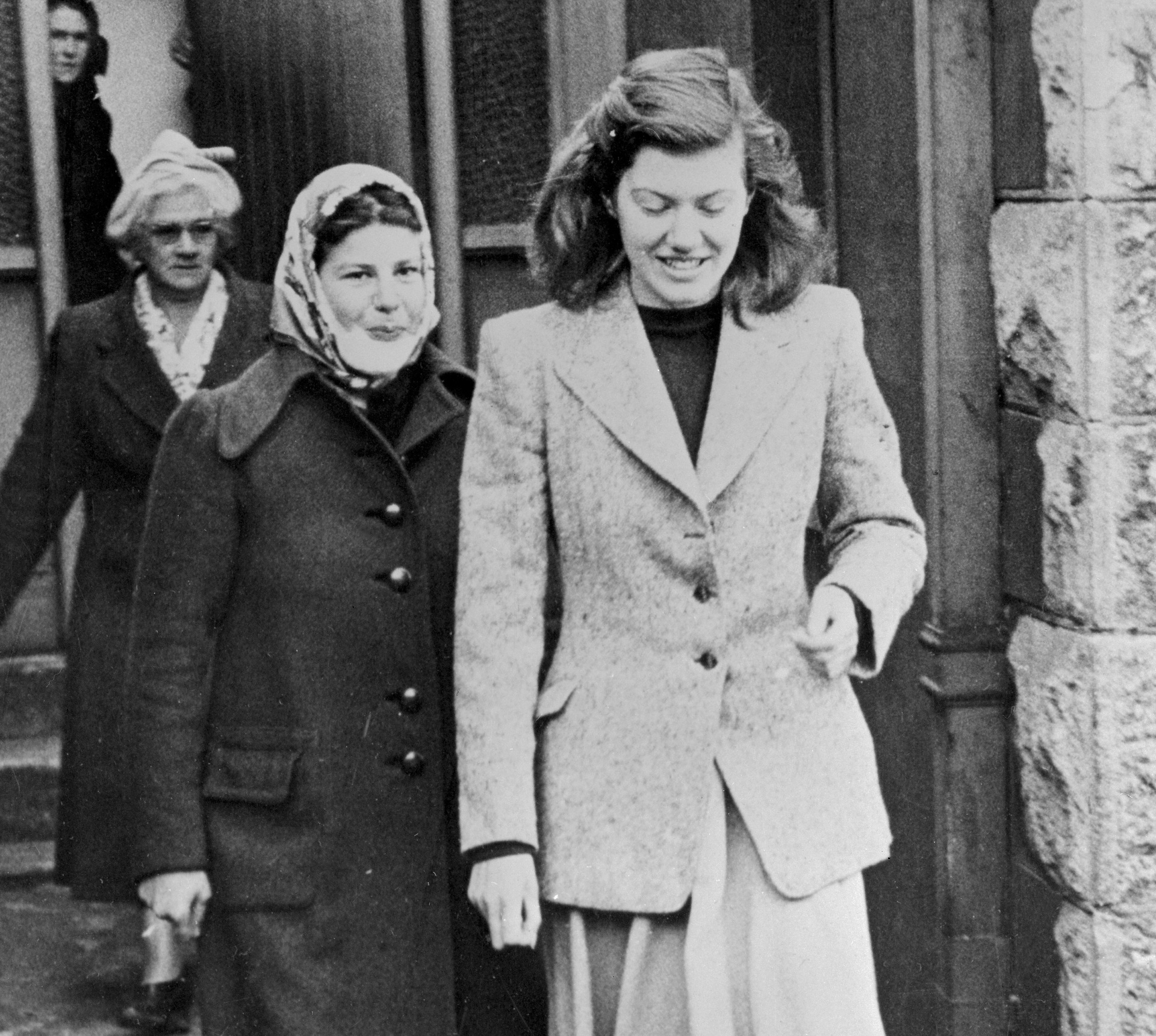 Pauline and Juliet leave court looking happy in 1954. Photo / NZH
