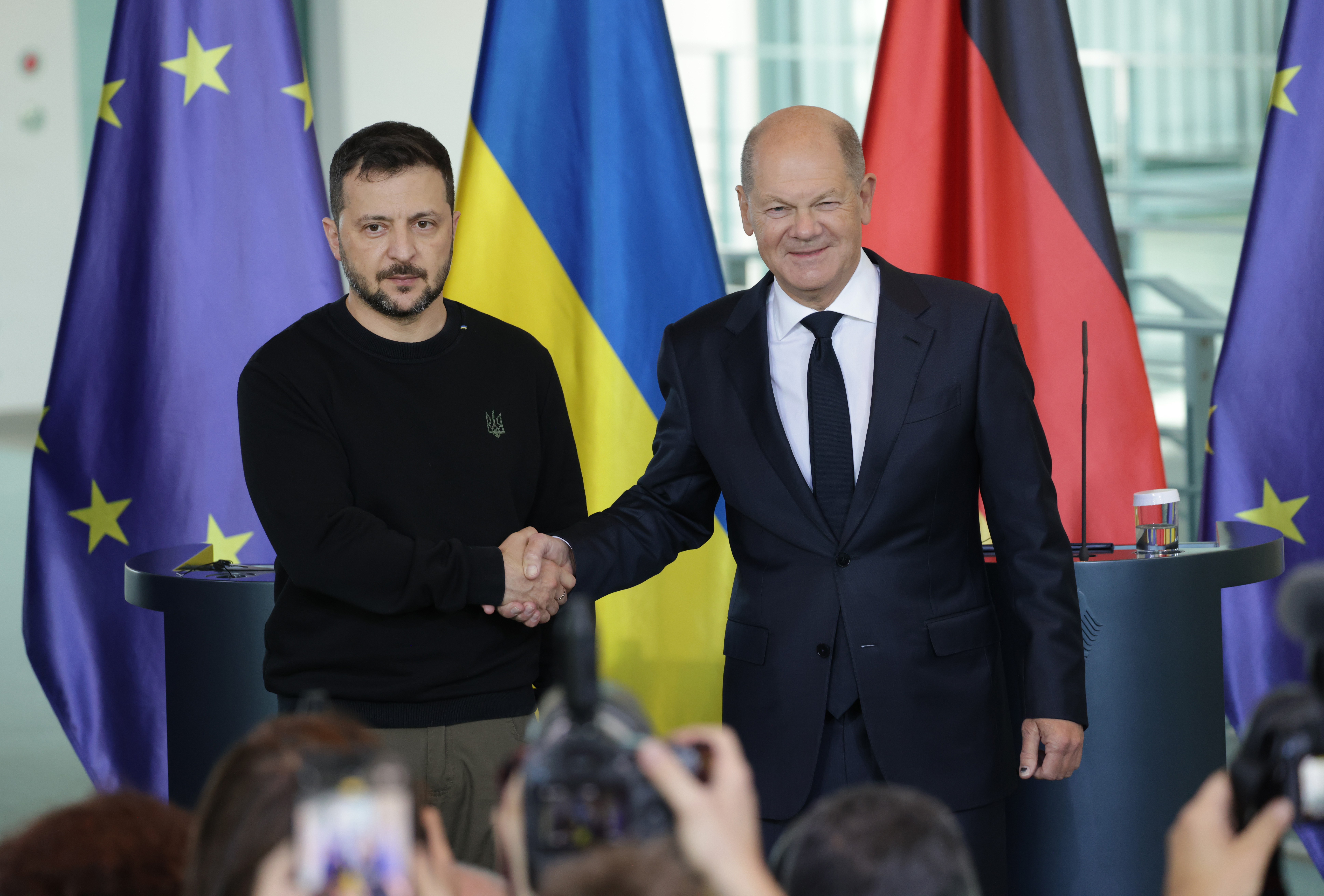 Ukrainian President Volodymyr Zelenskyy (left) and German Chancellor Olaf Scholz (right) shake hands in Berlin, Germany. Photo / Getty Images
