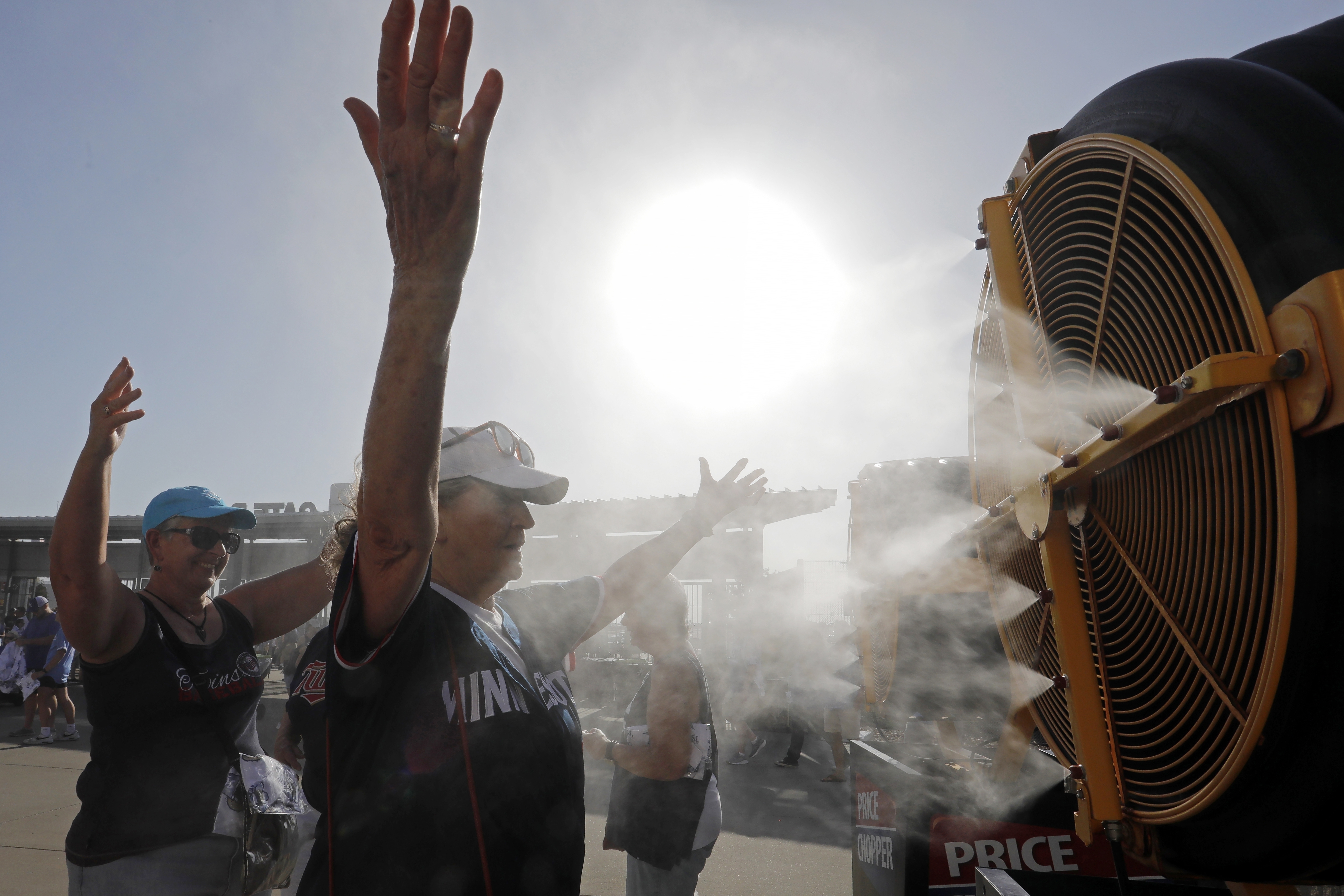 Minnesota Twins cool off in temperatures near about 37.5C. Photo / AP