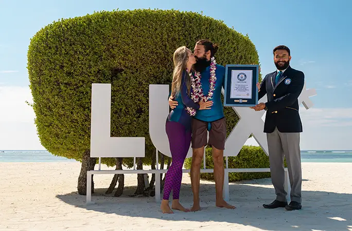 Longest underwater kiss: Couple set breathtaking Guinness World Record in  Maldives - NZ Herald