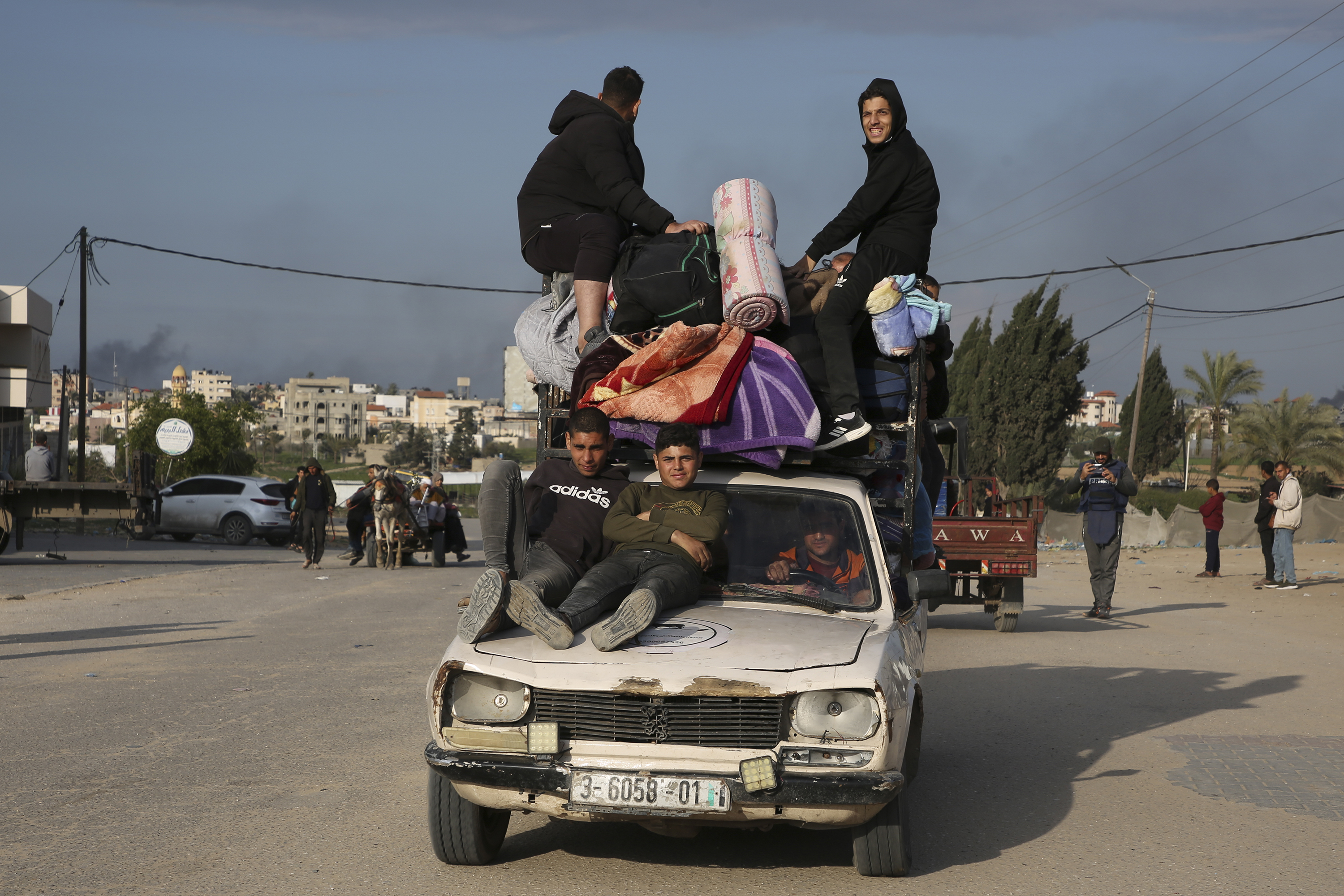 Palestinians fleeing the Israeli offensive on Khan Younis arrive at Rafah, Gaza Strip. Photo / AP