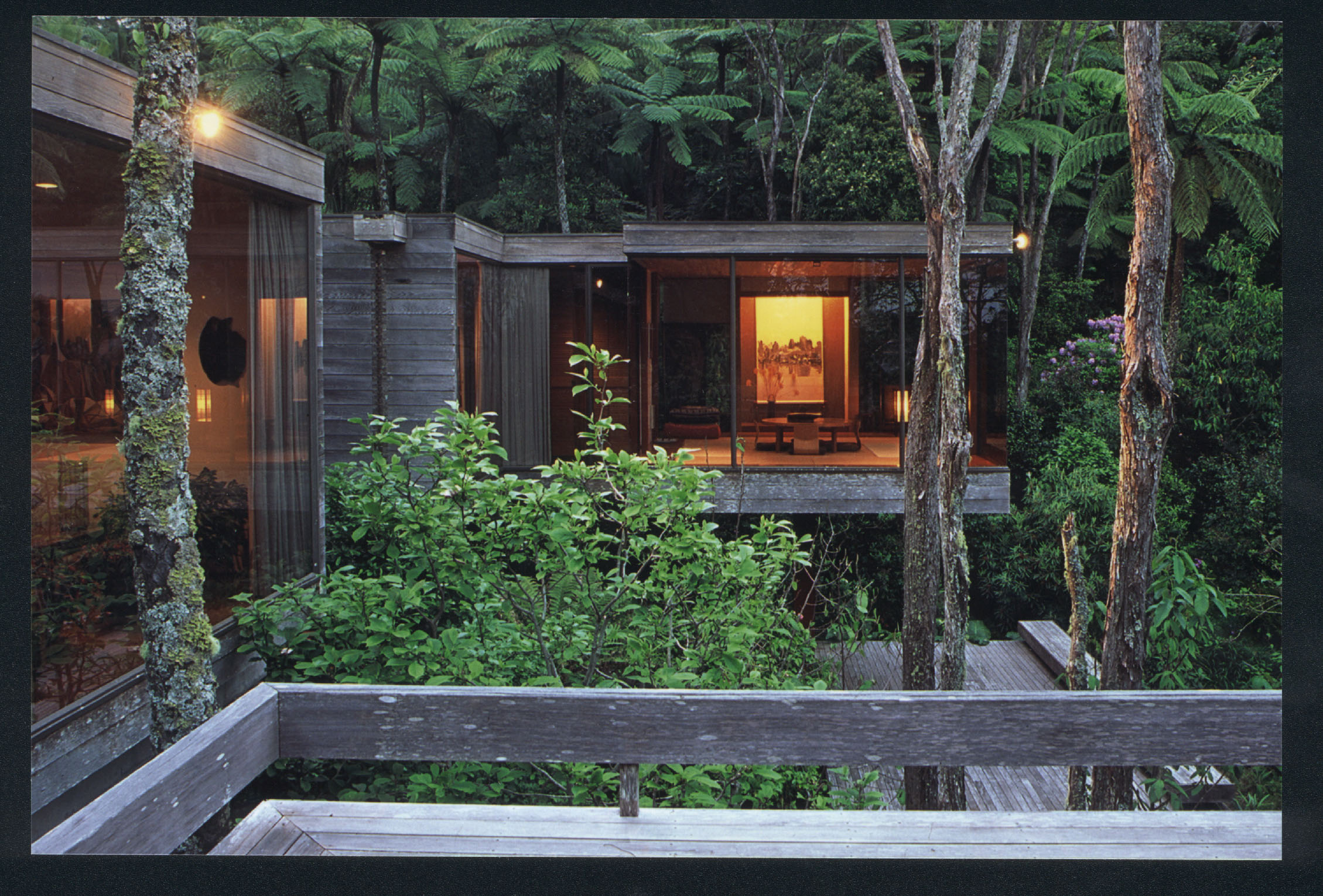 The Brake House in Titirangi won the NZIA 25 Year Award, designed in 1976 by Ron Sang. The house is a series of pavilions interspersed by native bush.