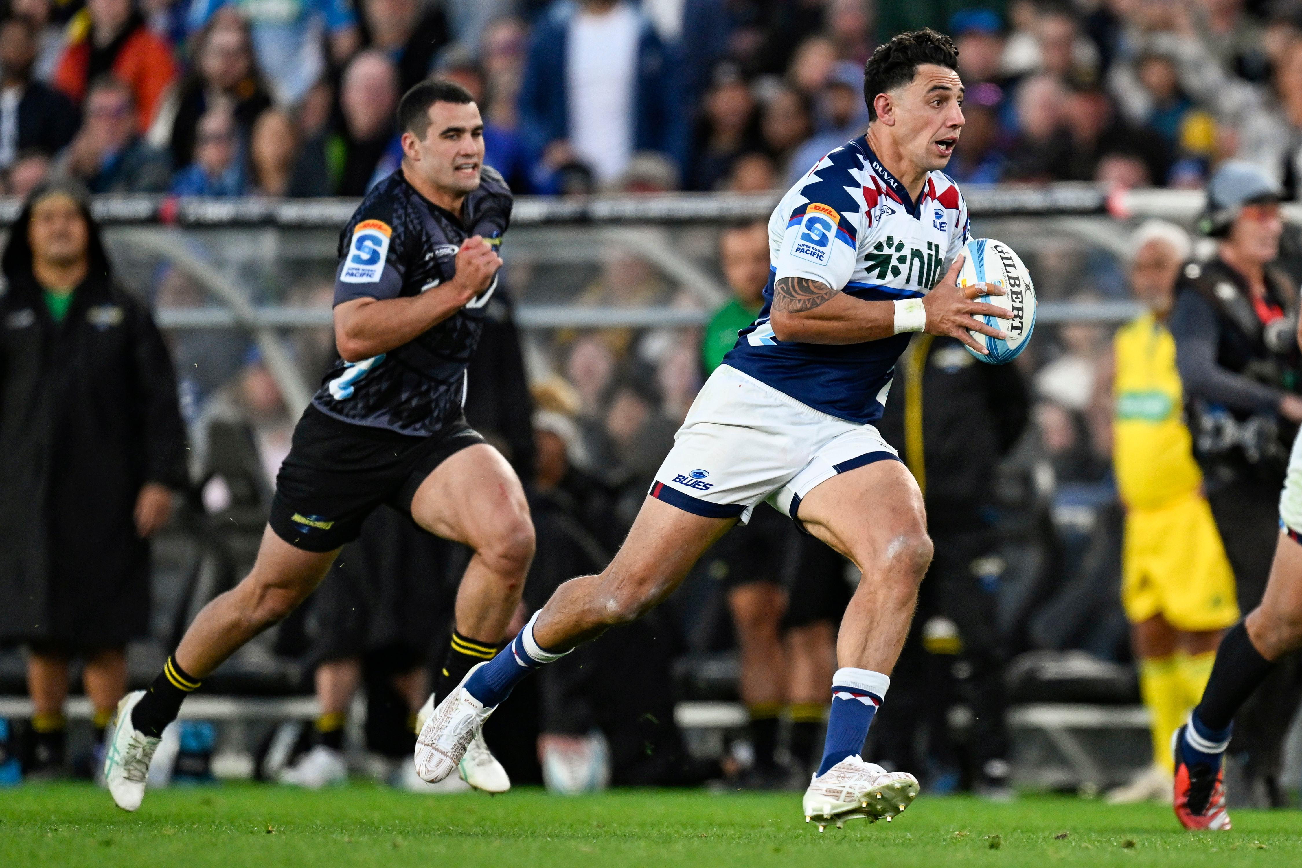 Bryce Heem makes a break against the Hurricanes. Photo / Photosport