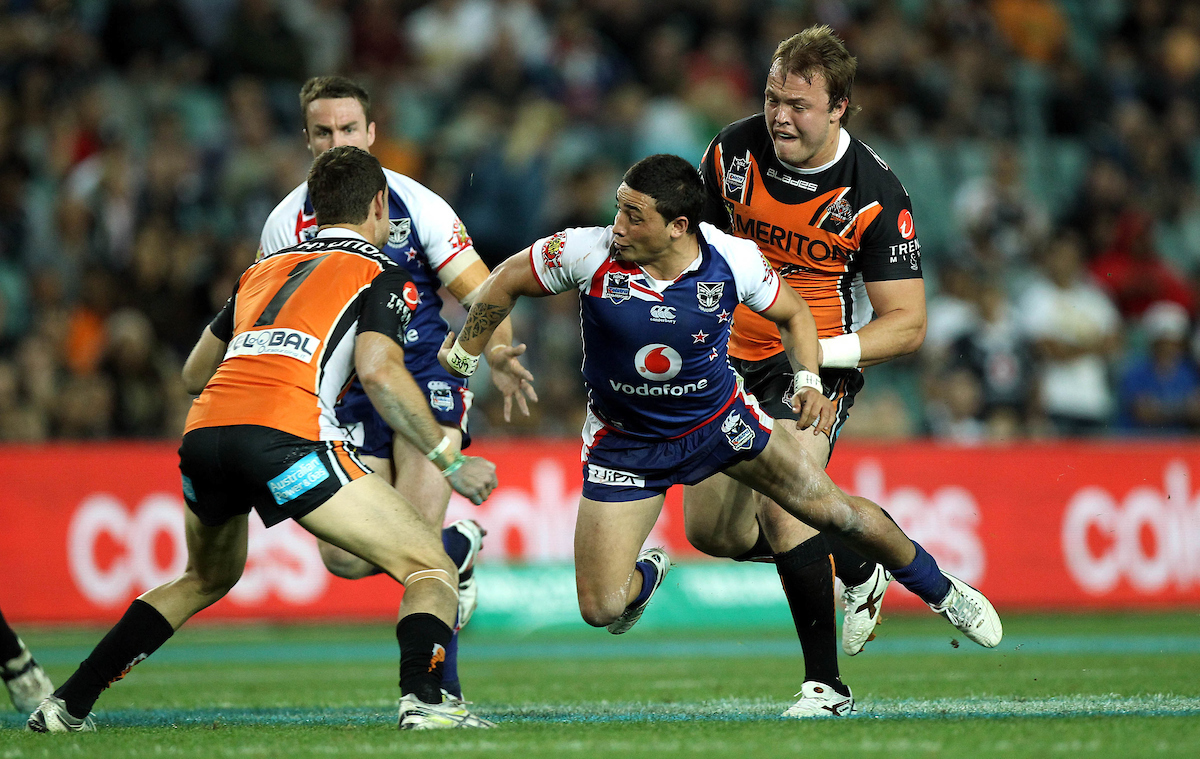 Kevin Locke gets the flick pass away for James Maloney to score in the 2011 week two finals win over the Tigers. Photo / Photosport