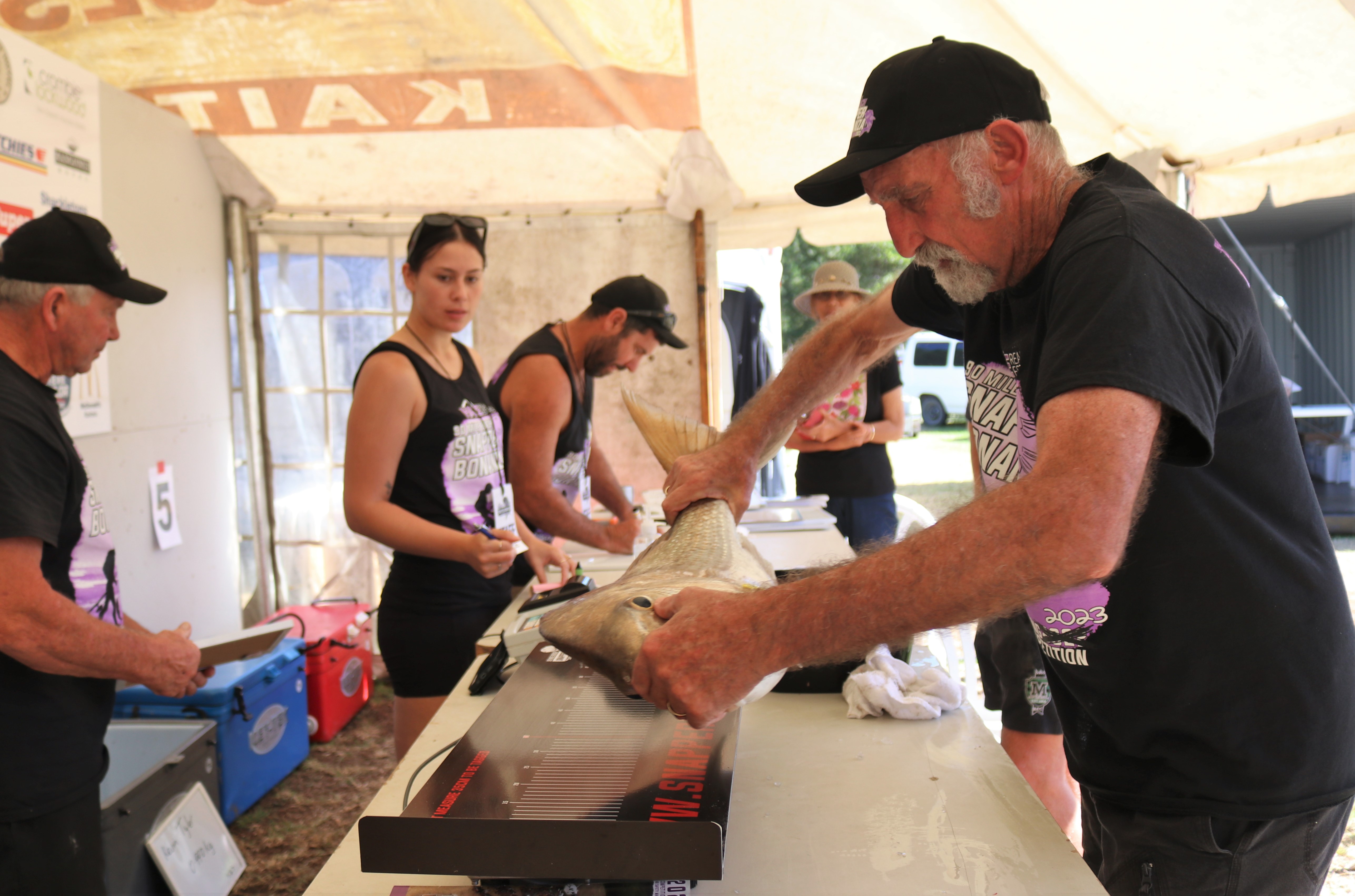 Former Far North Mayor John Carter weighs the winning fish, landed by Wairarapa’s Damien Sinclair. Photo / Peter de Graaf