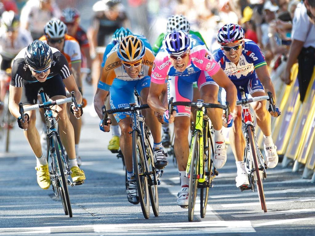 Julian Dean (centre, in orange) was considered one of the best lead-out riders in the world. Photo / Photosport