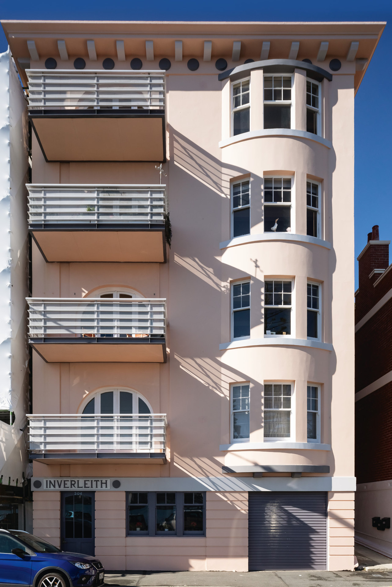 Inverleith Apartments. Phoro / Patrick Reynolds for photography and publisher Massey University Press for Wellington Architecture: A Walking Guide