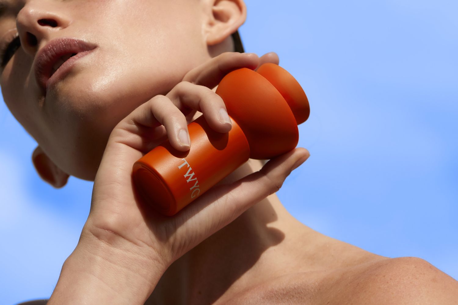 Fend off harmful free radicals while nourishing and hydrating skin with the Renewing Antioxidant Facial Oil.