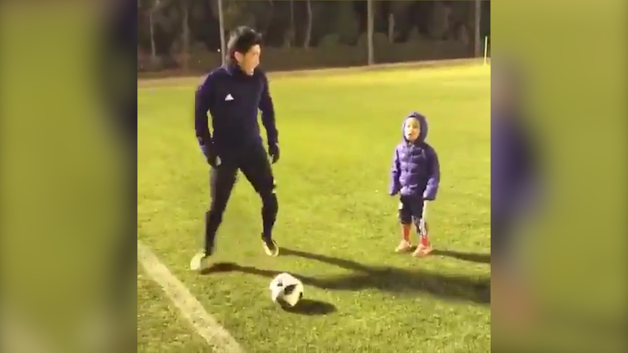 Japanese Footballer Shinji Kagawa Makes Child Cry With Nutmegs Nz Herald