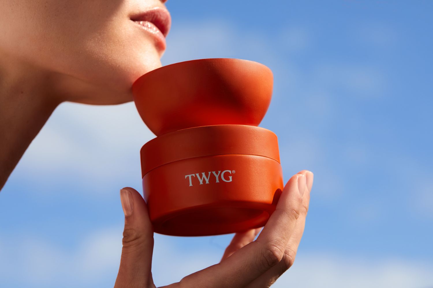 Drench skin in moisture with this luxurious, twice-daily hydrating cream, which firms and brightens while it protects.