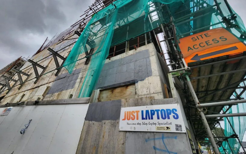 This side of the building is right next to Forrest Tan's Just Laptops business. Photo / RNZ 