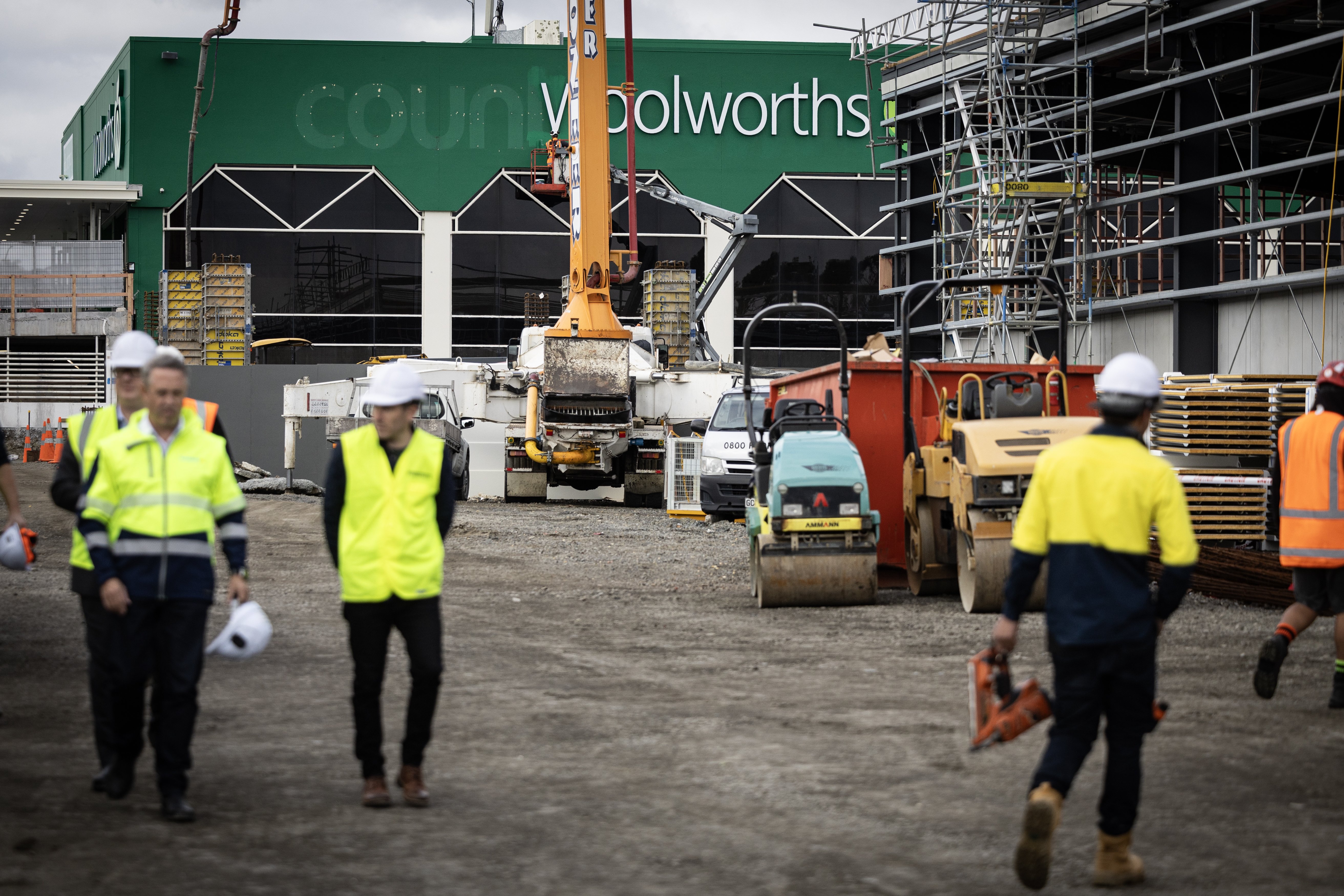 Last June: the existing Woolworths (left) right beside the new $100m Pak'nSave Highland Park in east Auckland. Photo / Jason Oxenham