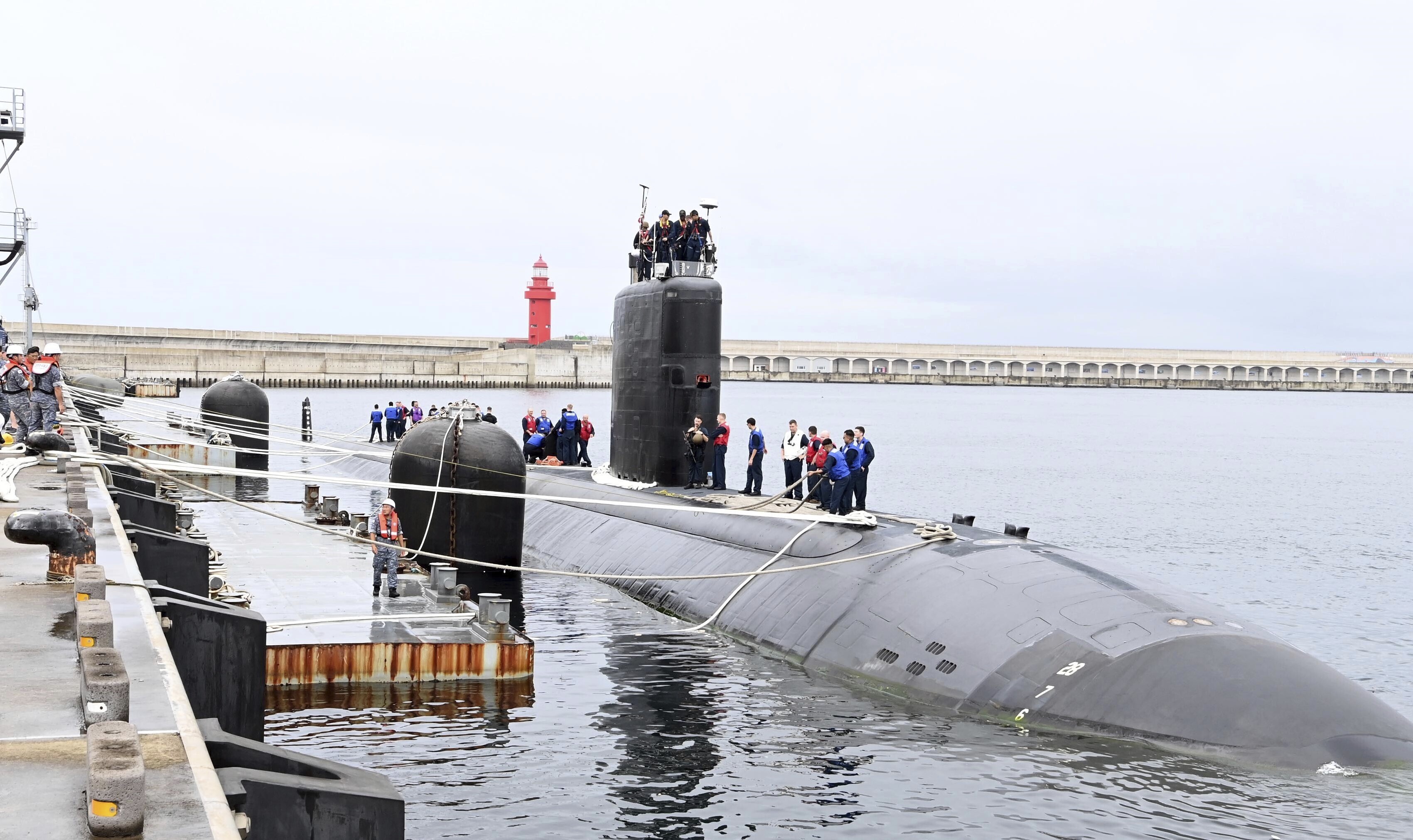 The USS nuclear-powered submarine USS Annapolis docks at a South Korean naval base on Jeju Island. Photo /  AP