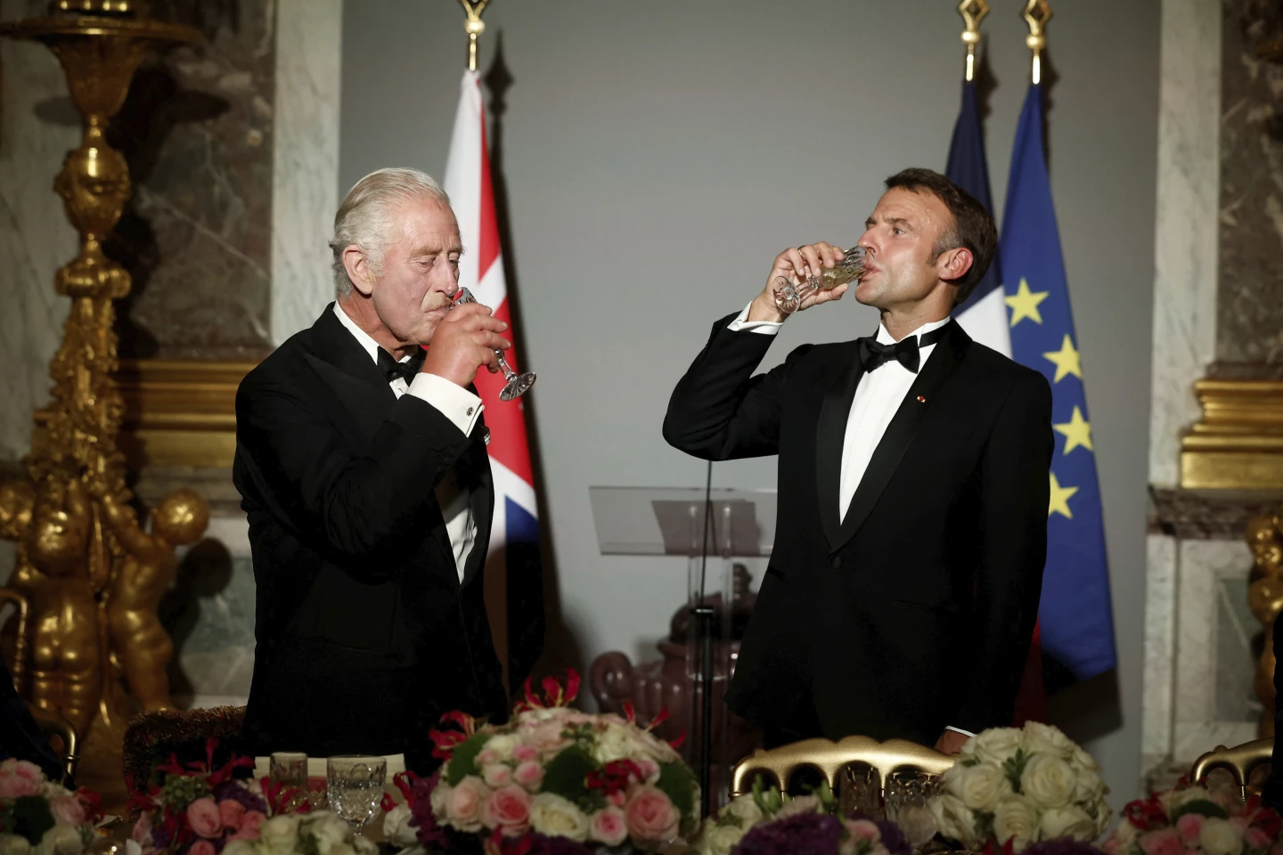 French President Emmanuel Macron, right, and Britain's King Charles III toast during a state dinner in the Hall of Mirrors at the Chateau de Versailles in Versailles, west of Paris. Photo / Benoit Tessier, AP