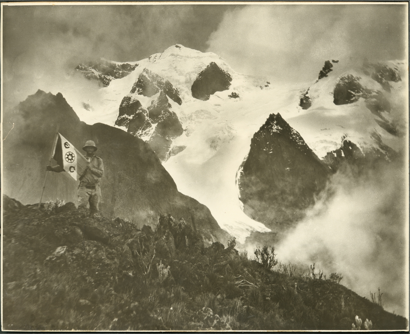 James P. Chapin carries the Explorers Club Flag up the Ruwenzori Mountains, Uganda in 1925. Photo / Wikimedia Commons