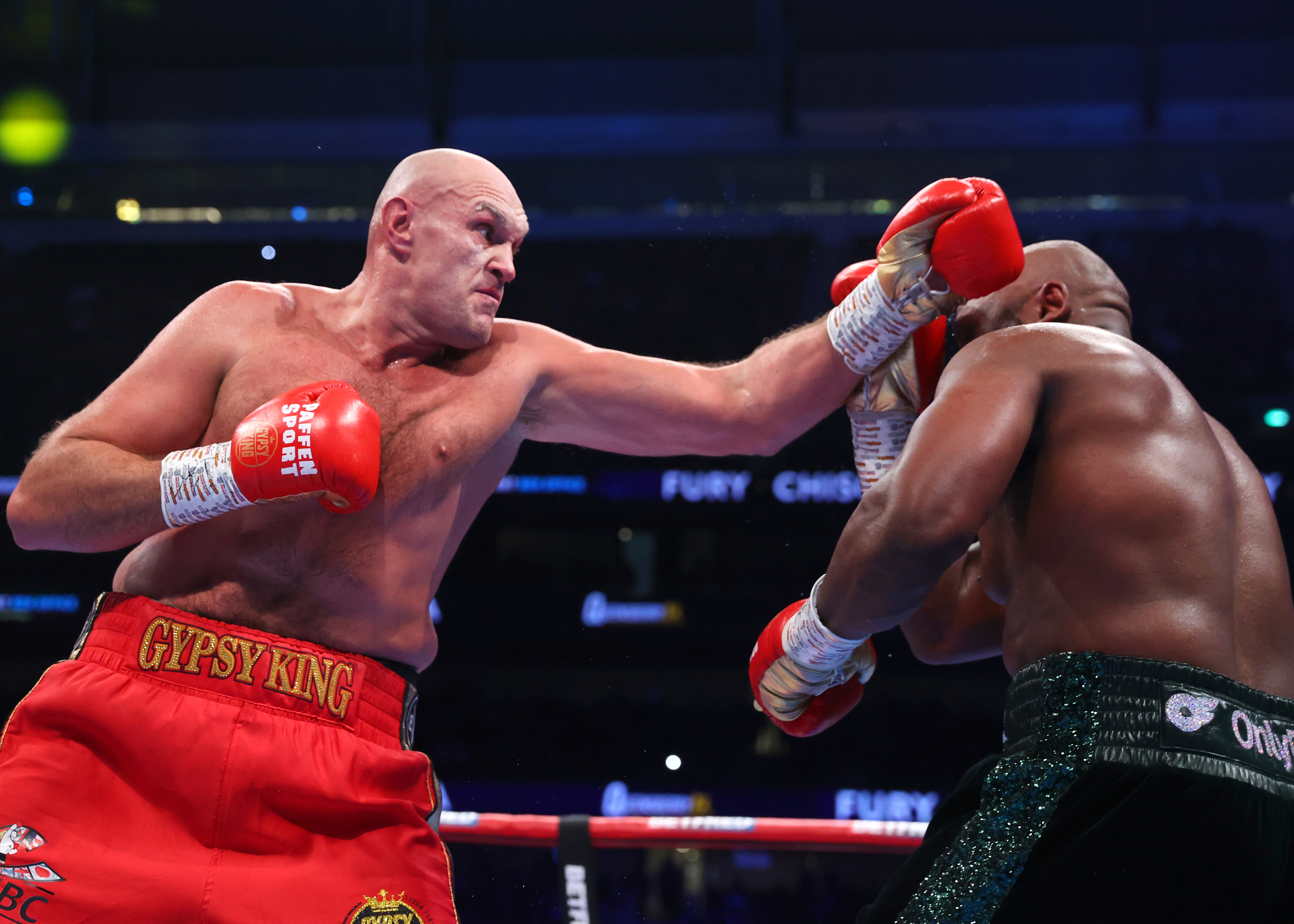 Tyson Fury batters Derek Chisora for 10th-round TKO win to defend WBC title 