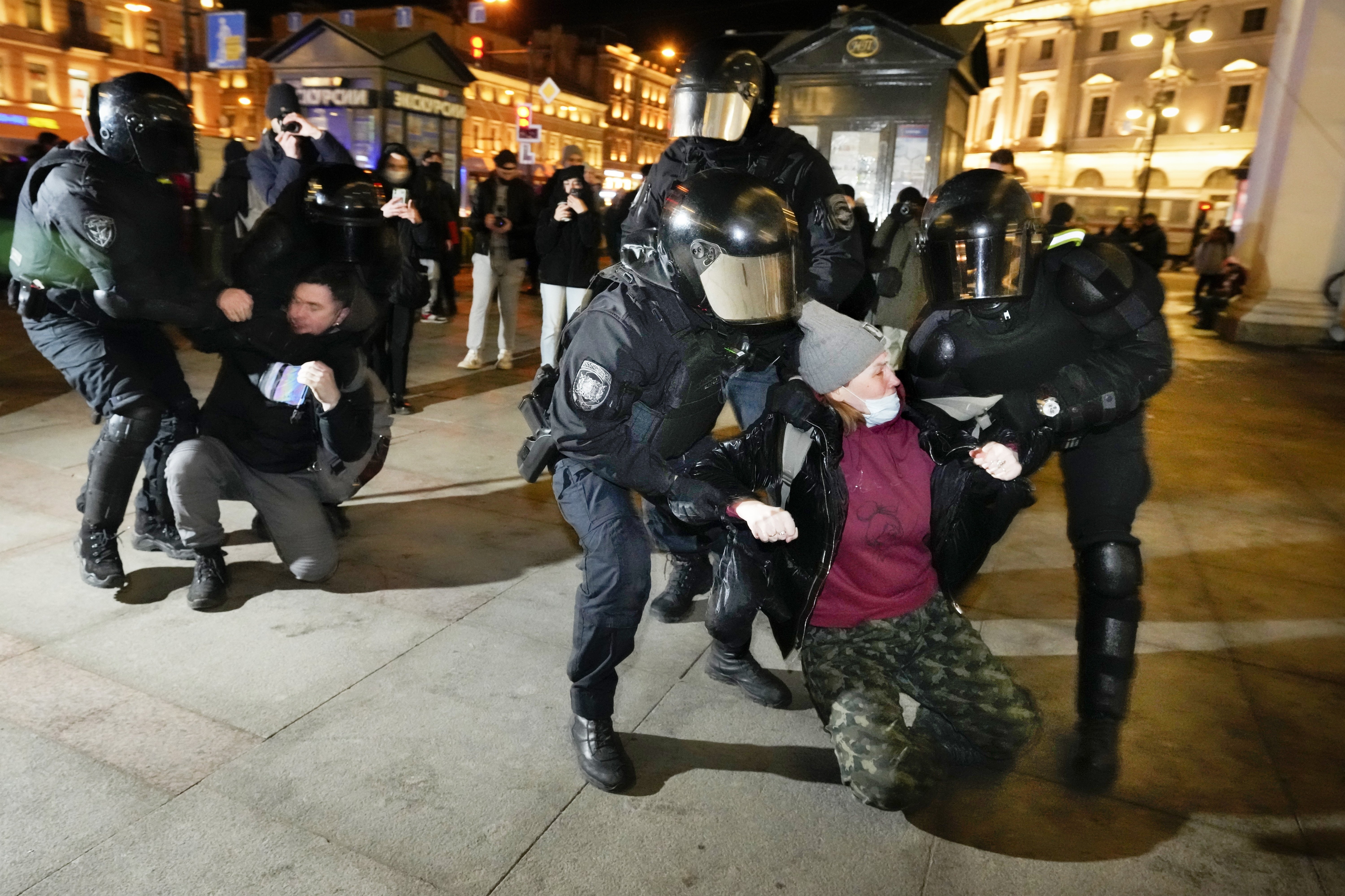 Police detain people protesting Russia's attack on Ukraine in St Petersburg, Russia, 2022. Photo / AP