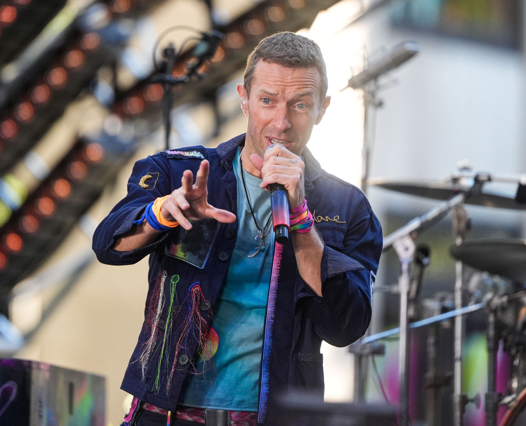 Chris Martin was pictured kissing the tarmac before boarding a flight to Auckland yesterday. Photo / Getty Images