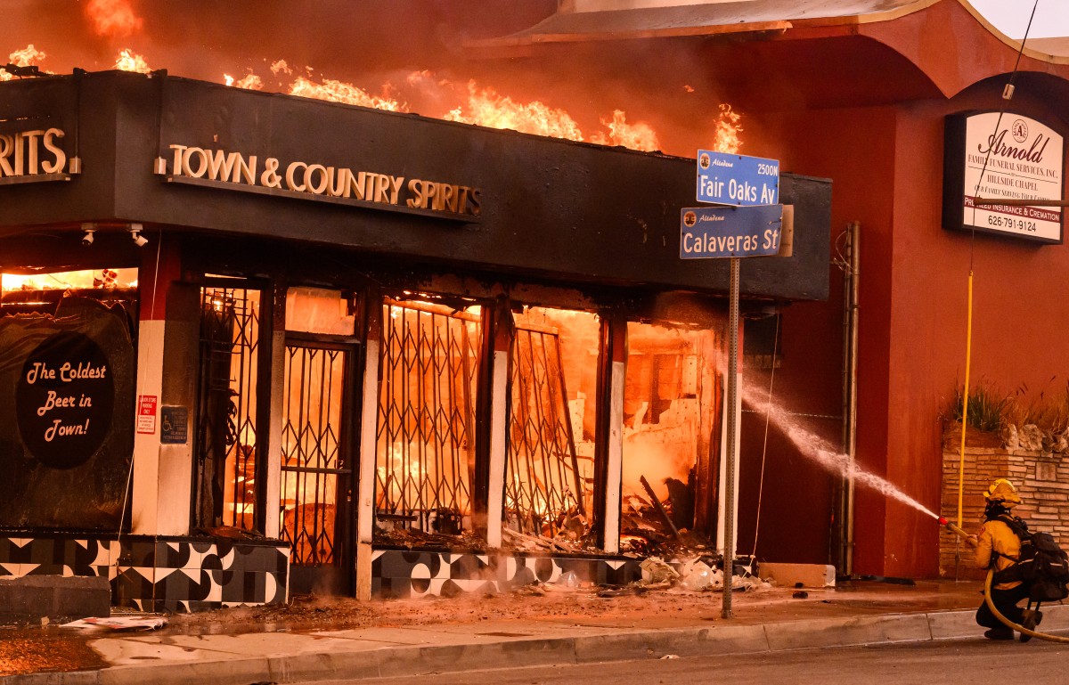 More than 1000 buildings have burned in multiple wildfires that have erupted around America's second-biggest city, forcing tens of thousands of people from their homes. Photo / AFP