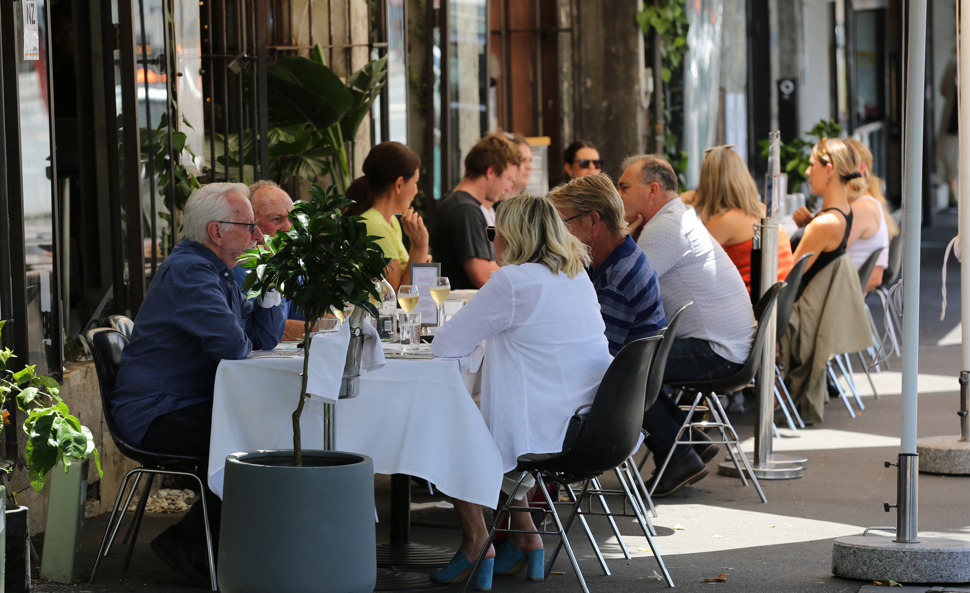 Diners enjoying outdoor dining on Ponsonby Road. Photo / Sylvie Whinray