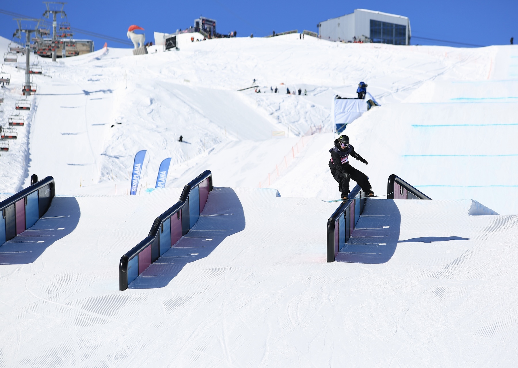 Zoi-Sadowski-Synnott in action on the course where she claimed the world crown. Photo / FIS Park & Pipe